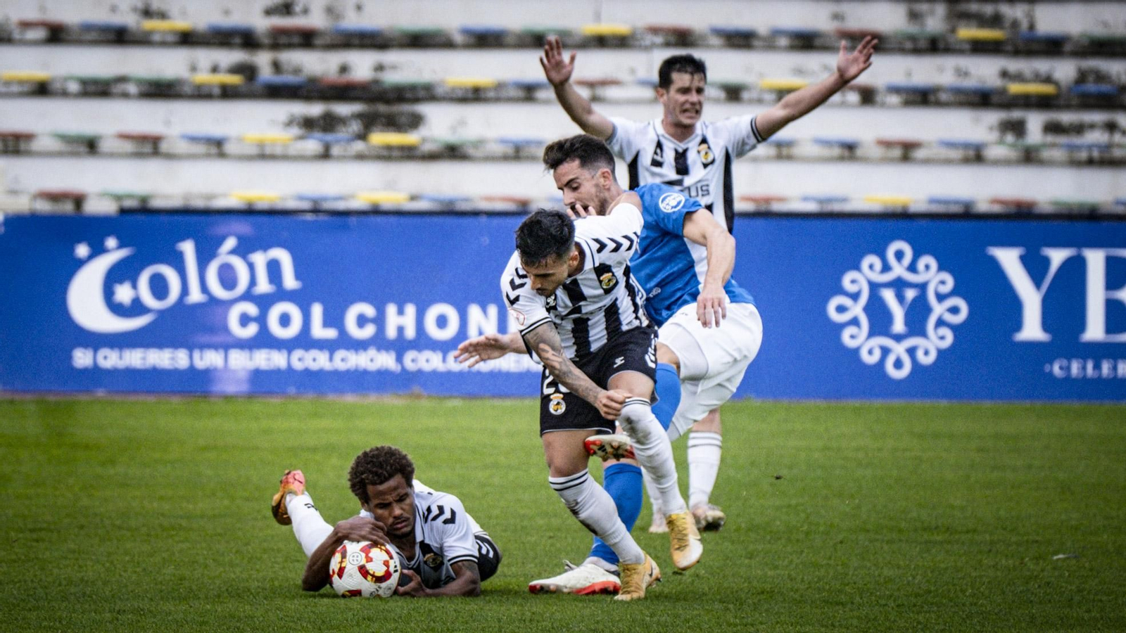 Las imágenes del partido de fútbol entre el San Fernando Club Deportivo y la Balompédica Linense