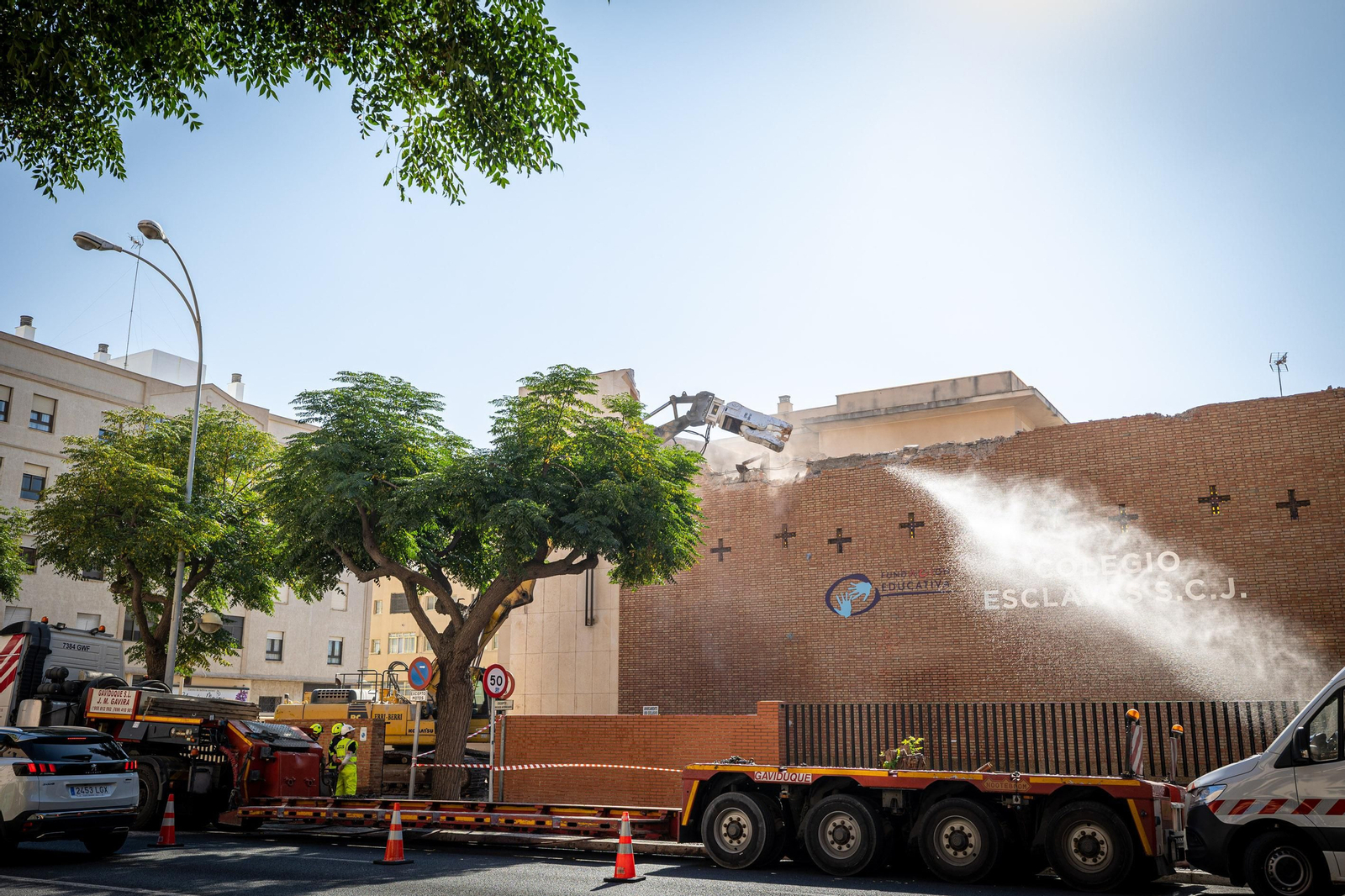 Así ha sido la demolición de la fachada del colegio Las Esclavas de Cádiz