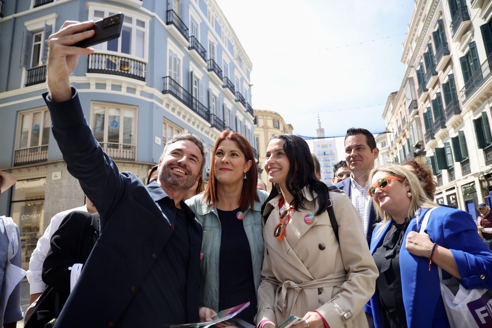 Inés Arrimadas y Noelia Losada en la calle Larios este viernes. Inés Arrimadas y Noelia Losada en la calle Larios este viernes.
