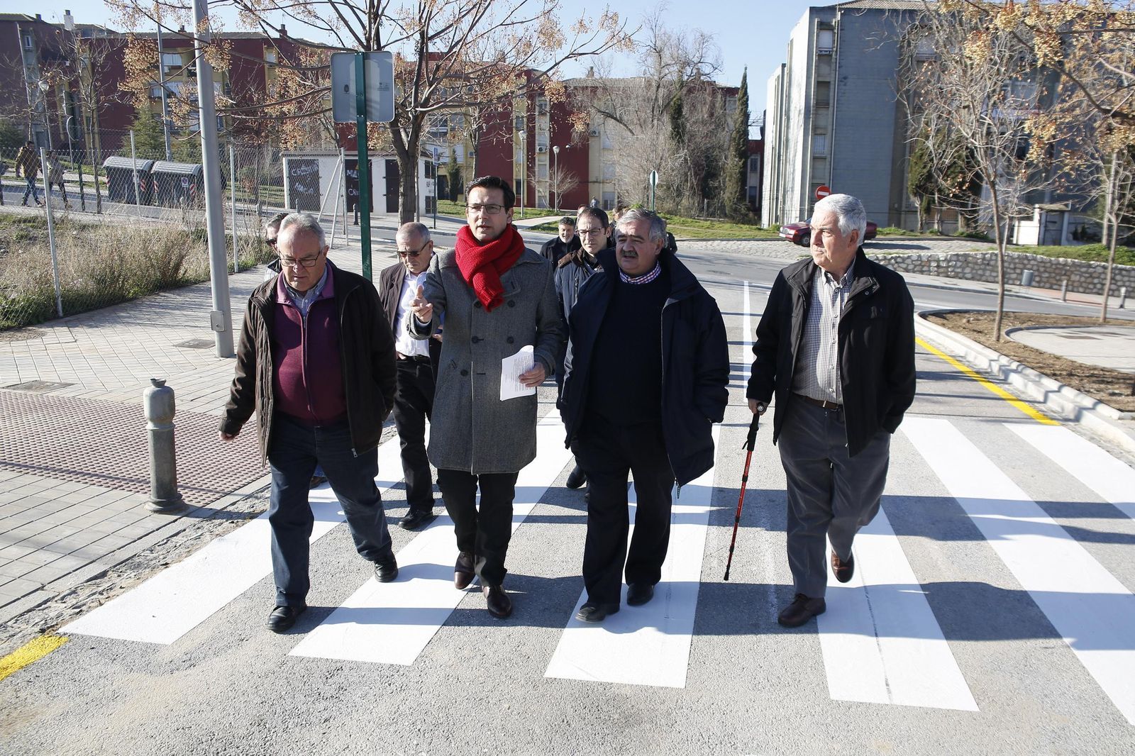 El alcalde, Francisco Cuenca, y los representantes de las asociaciones de vecinos estrenaron ayer el vial.