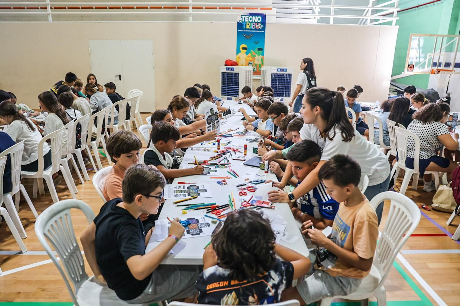 Imágenes del primer campamento Tecnotribu, en el Polideportivo Municipal Diego Lobato