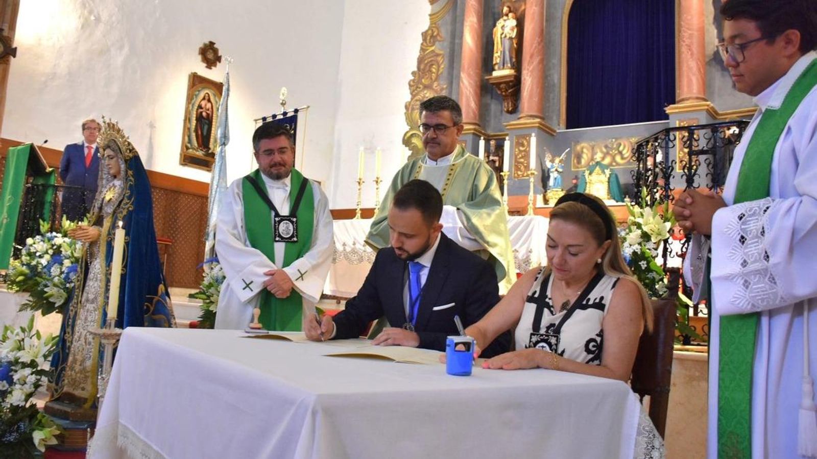 Momento de la firma del hermanamiento en Vélez-Blanco.