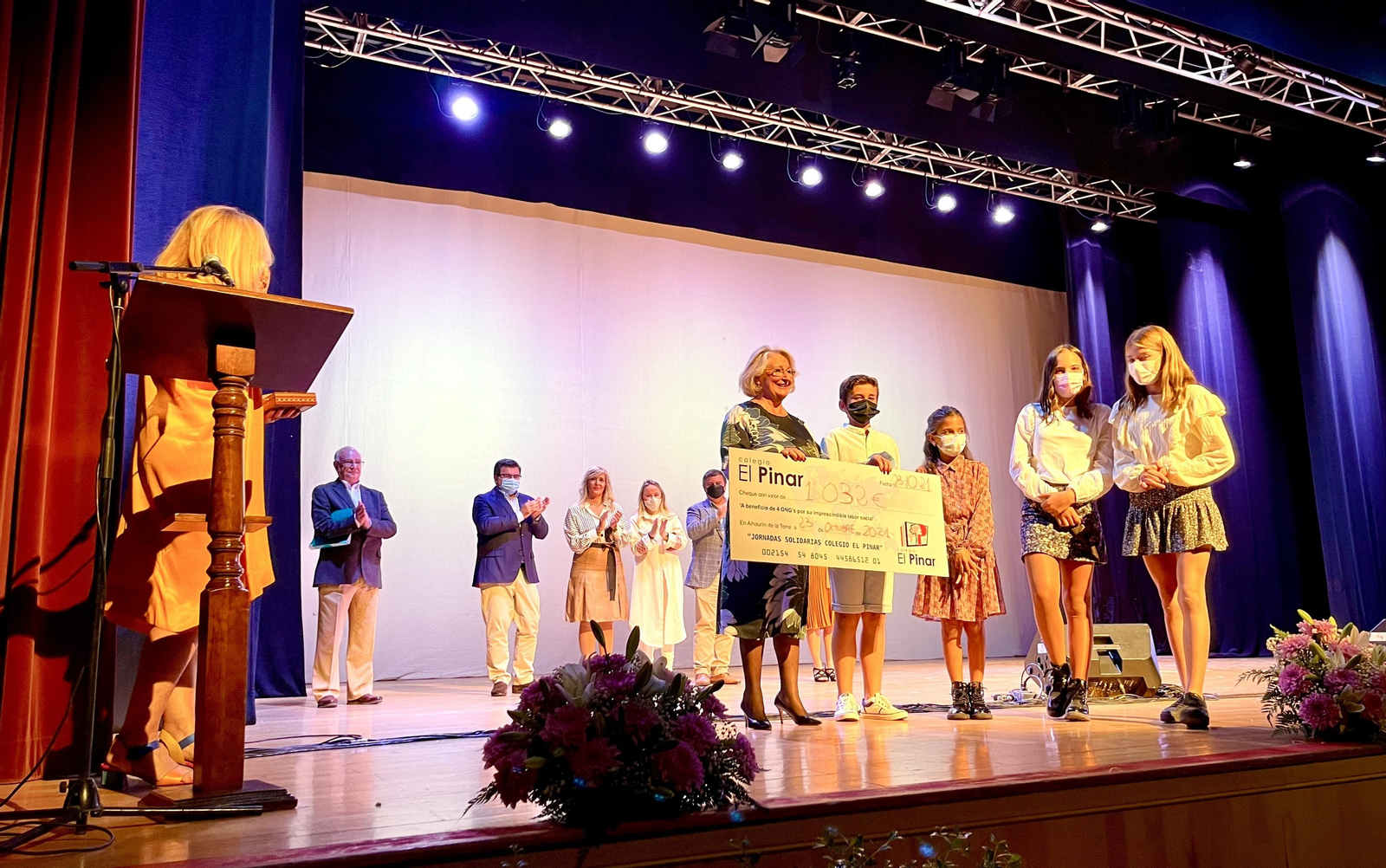 Entrega del cheque en el Festival Benéfico de la asociación Grupo Girasoles.