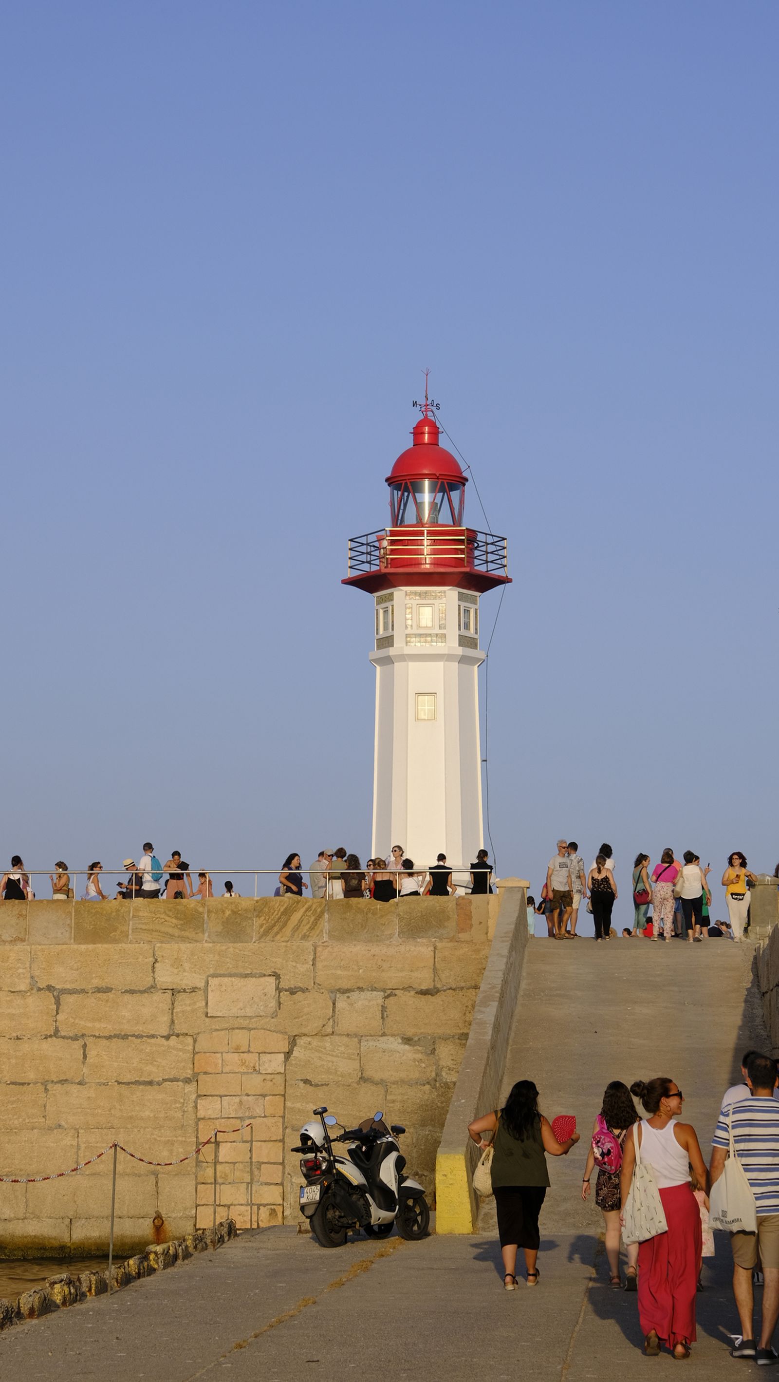 Atardecer en el Faro, organizado por la Autoridad Portuaria de Almería