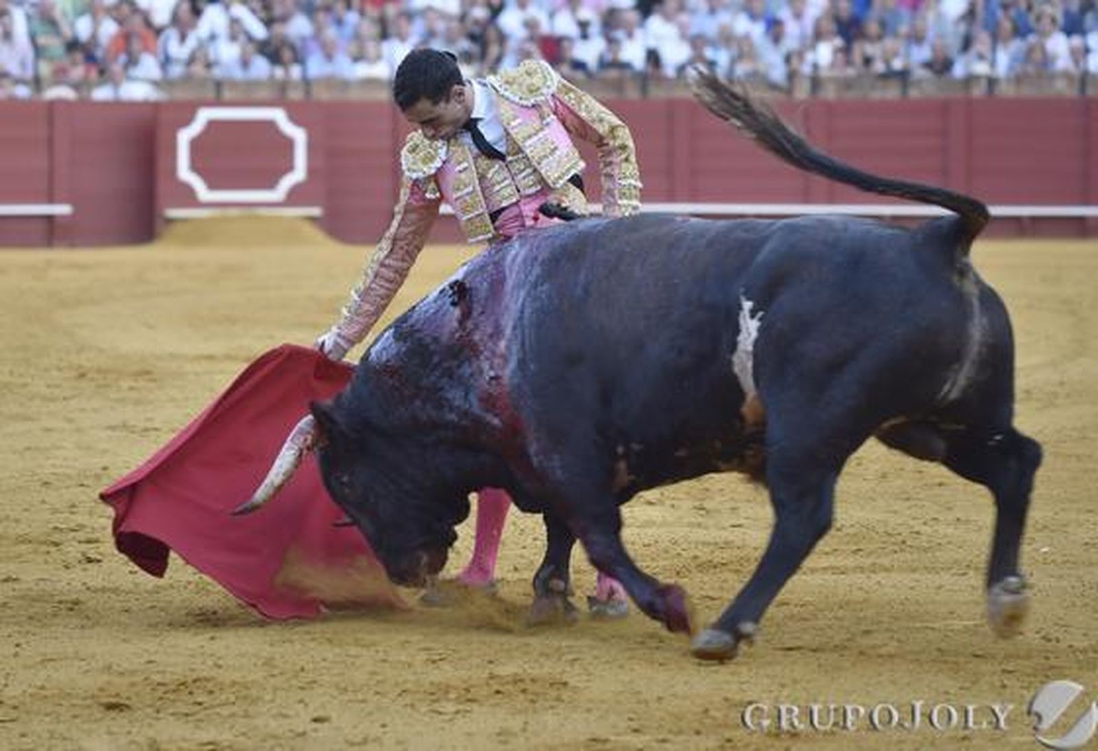 Paco Ureña en el quinto toro./ Juan Carlos Vázquez
