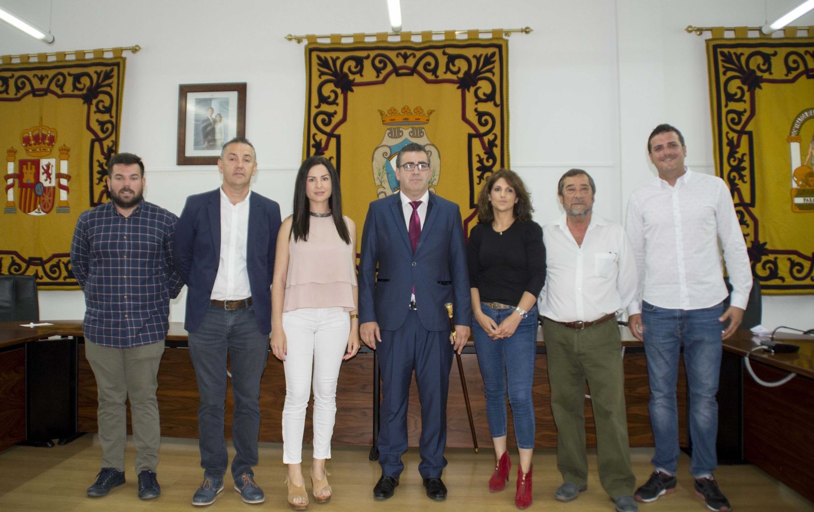 Felipe Cayuela, con la vara de mando en la mano, junto al resto de su equipo de gobierno ayer, tras la investidura.