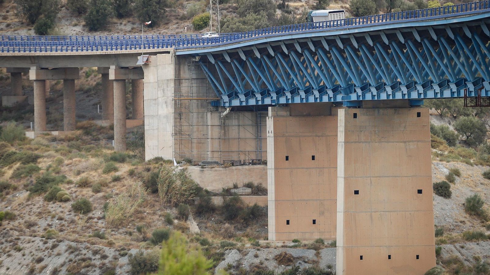 Estribo norte del puente, que fue intervenido en 2014 también por deslizamientos de tierra