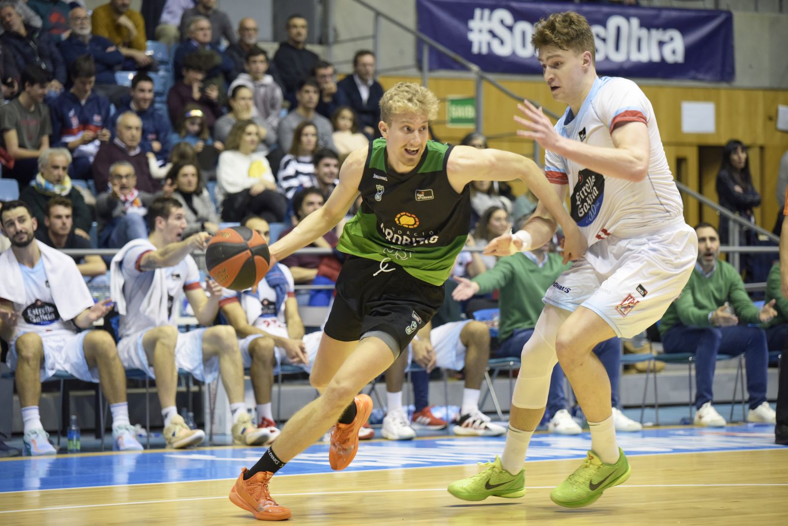 Maronka, en una acción ante el jugador del Obradoiro Blazevic.