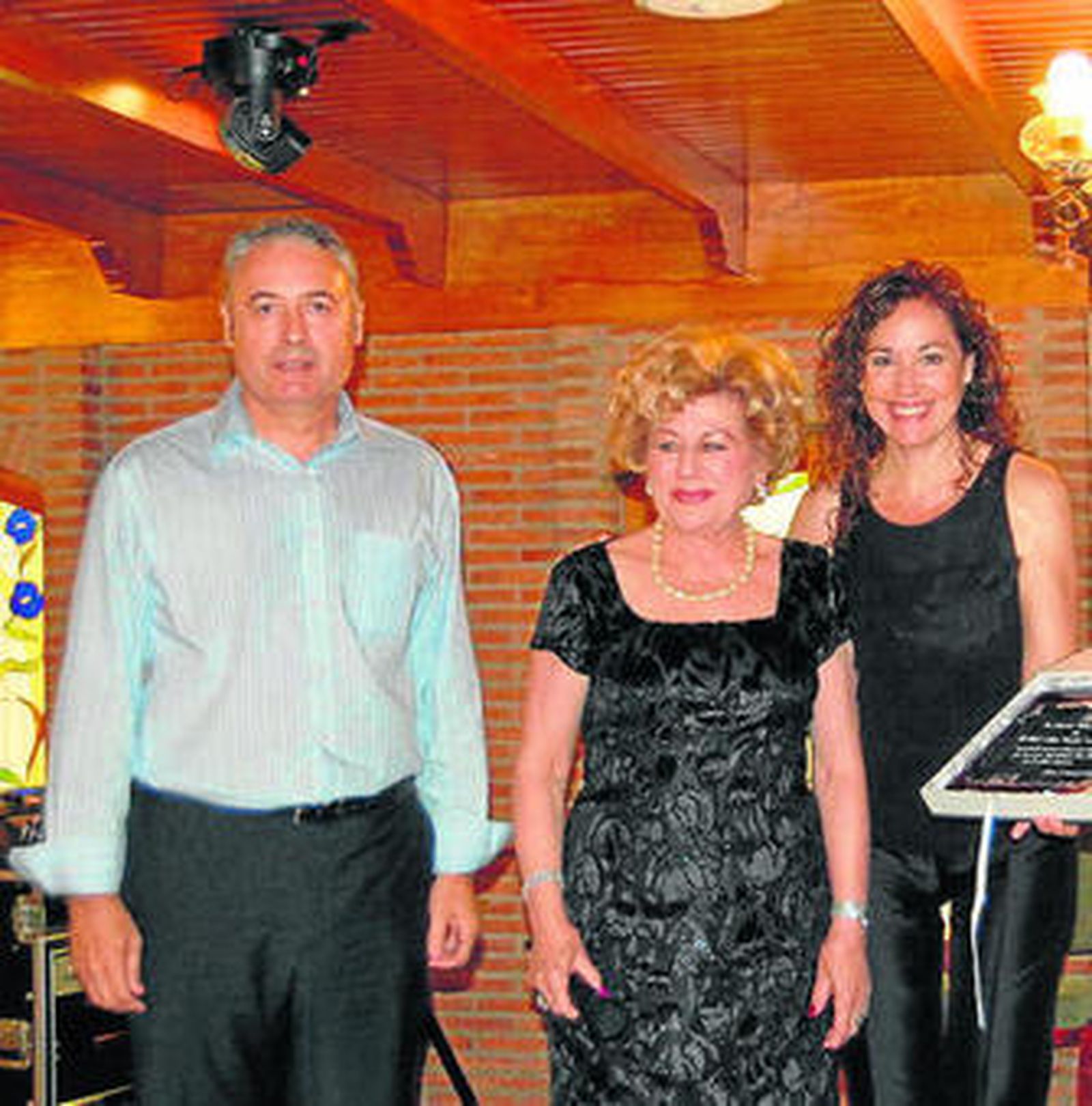 José Requena, María Luz Segovia y Lola Requena.