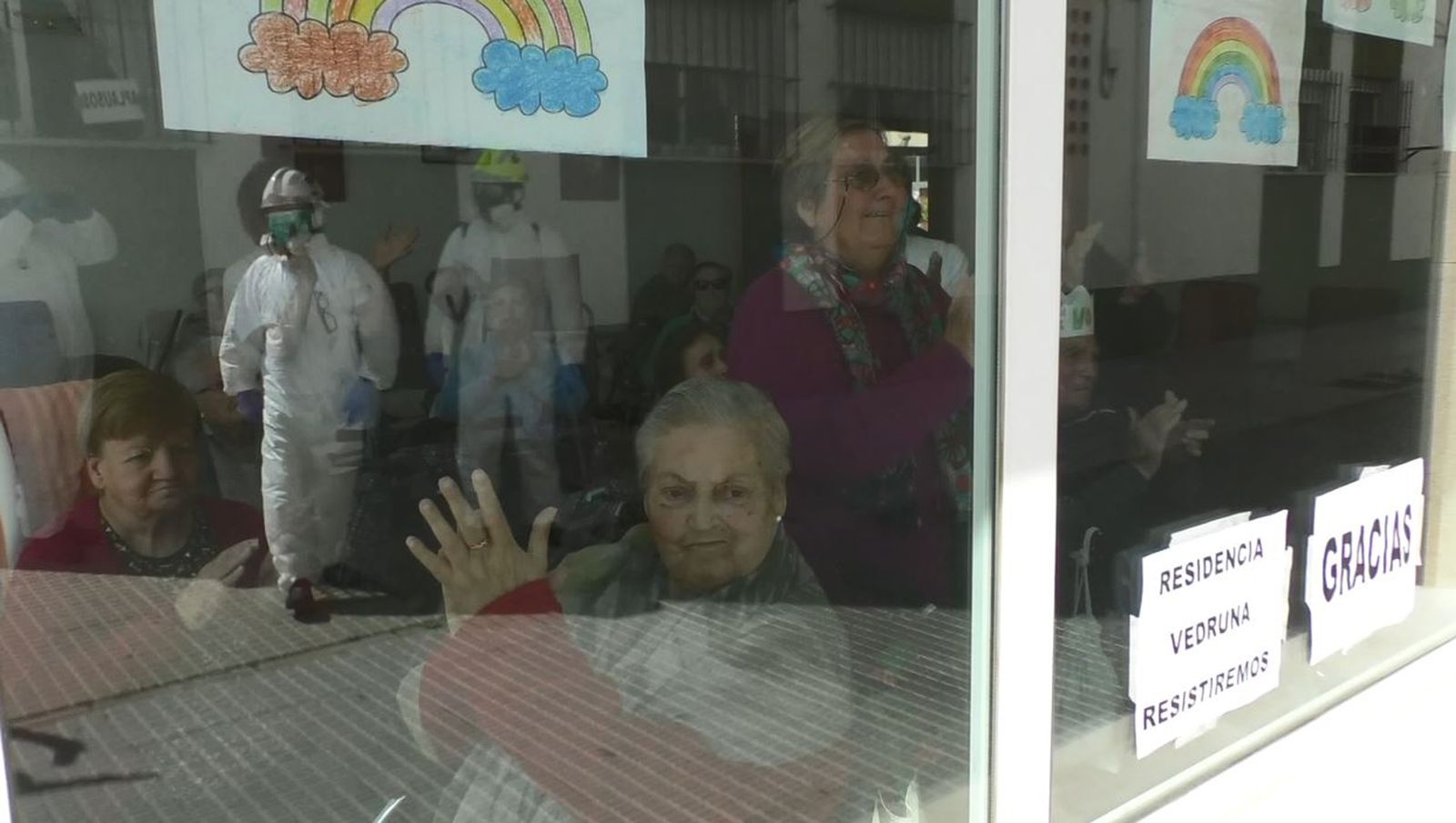 Los mayores de la Residencia Vedruna agradecen el trabajo de los bomberos