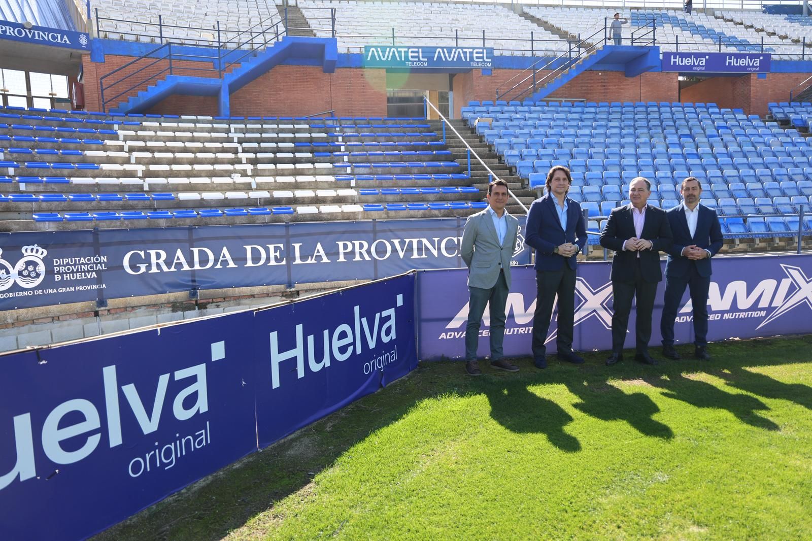 Juan Daniel Romero, Adrián Fernández, David Toscano y Antonio Manuel Carrasco junto a la 'Grada de la Provincia'