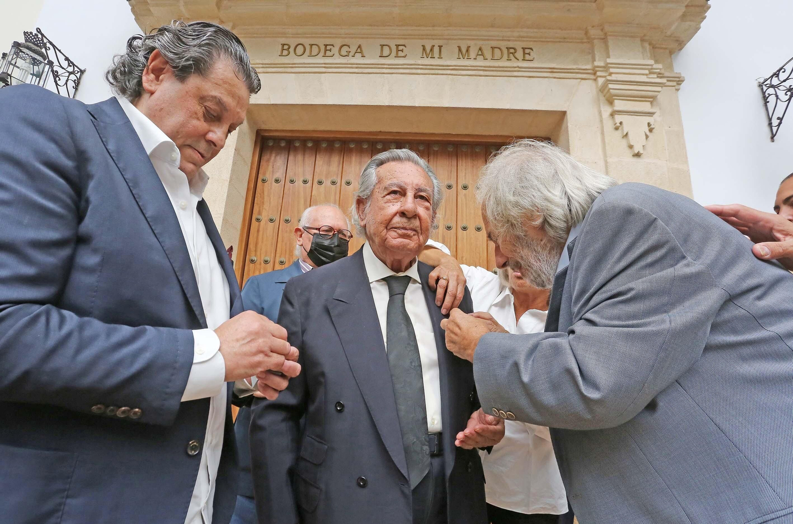Rafael de Paula impone la insignia de oro de la peña Tío José de Paula a Manuel Morao en Jerez