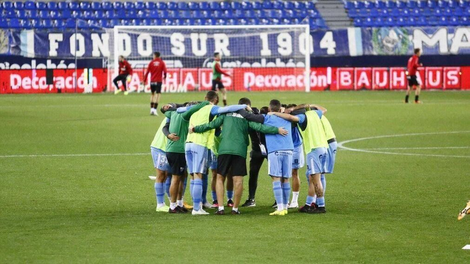 Calentamiento del Málaga en La Rosaleda.