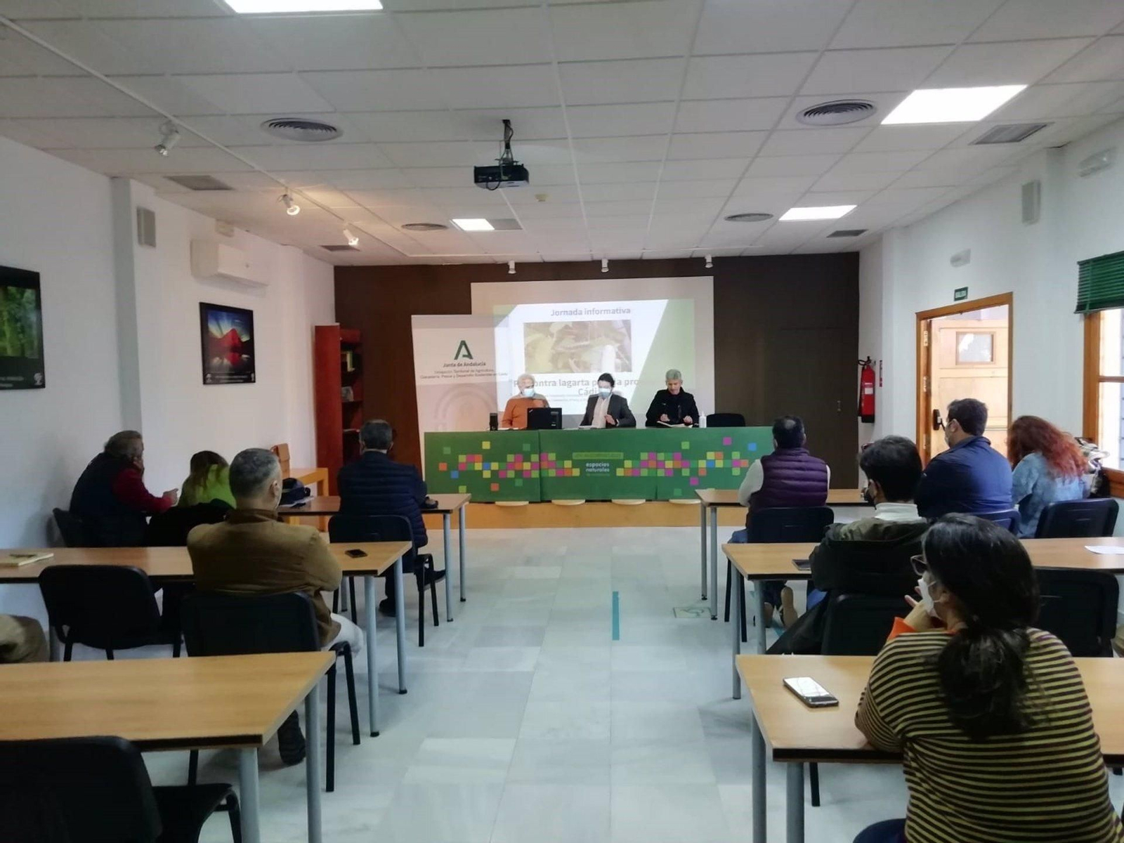 El delegado territorial de Desarrollo Sostenible de la Junta de Andalucía en Cádiz, Daniel Sánchez, participa en una reunión informativa