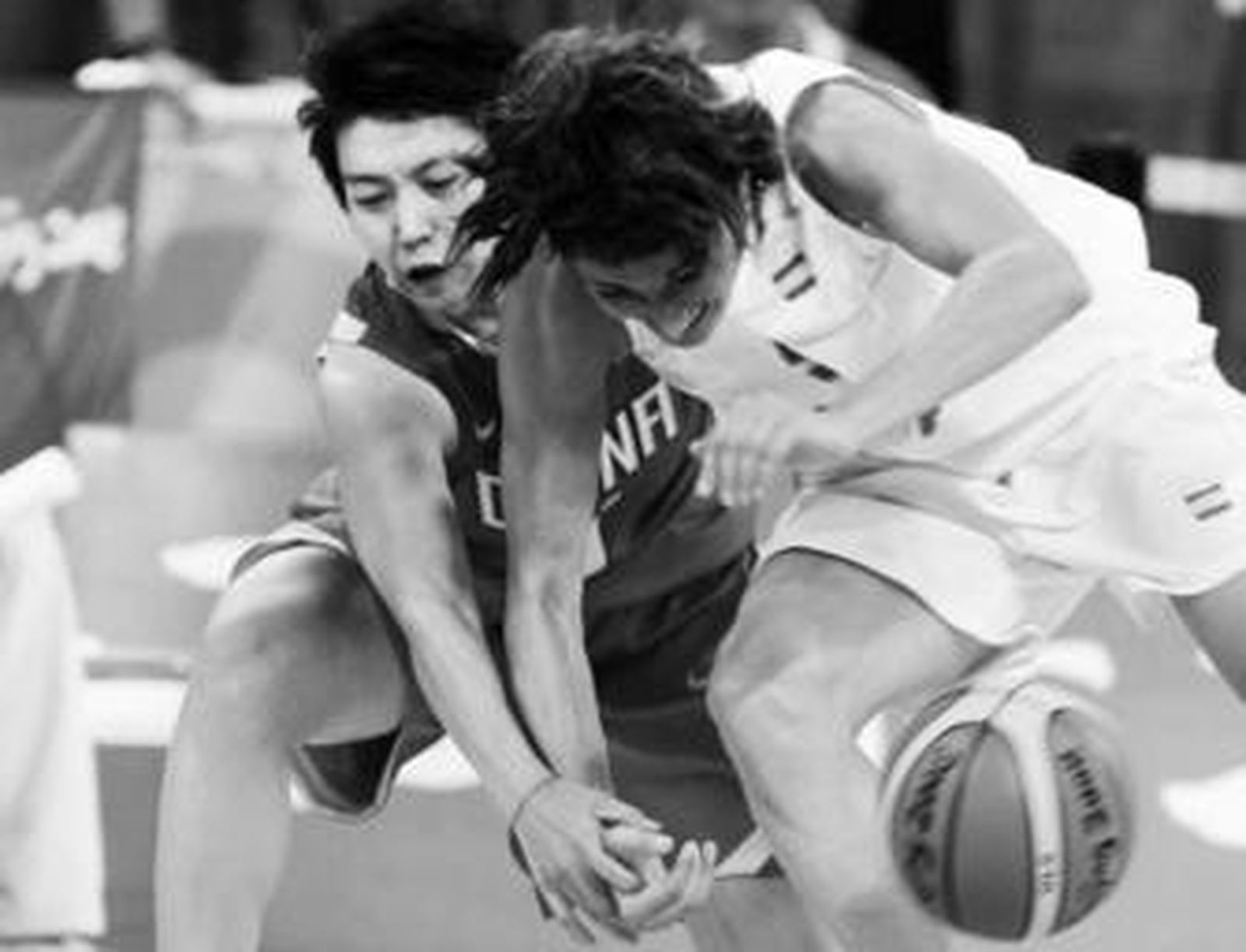 Shao Tingting roba la pelota a Laia Palau, durante un lance del juego.