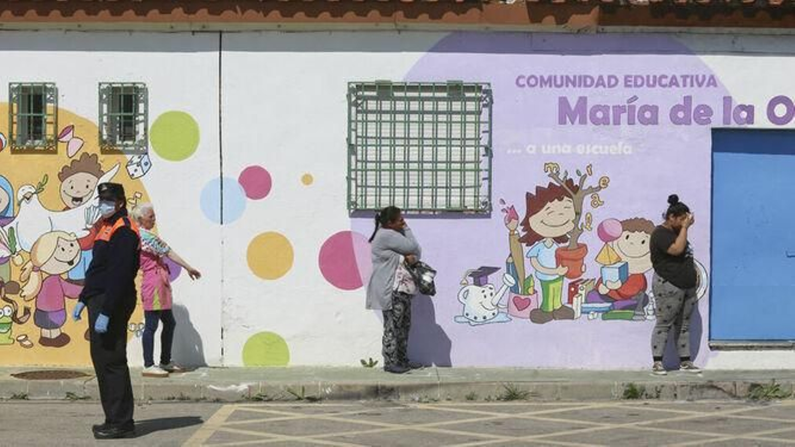 Varias personas hacen cola en Los Asperones