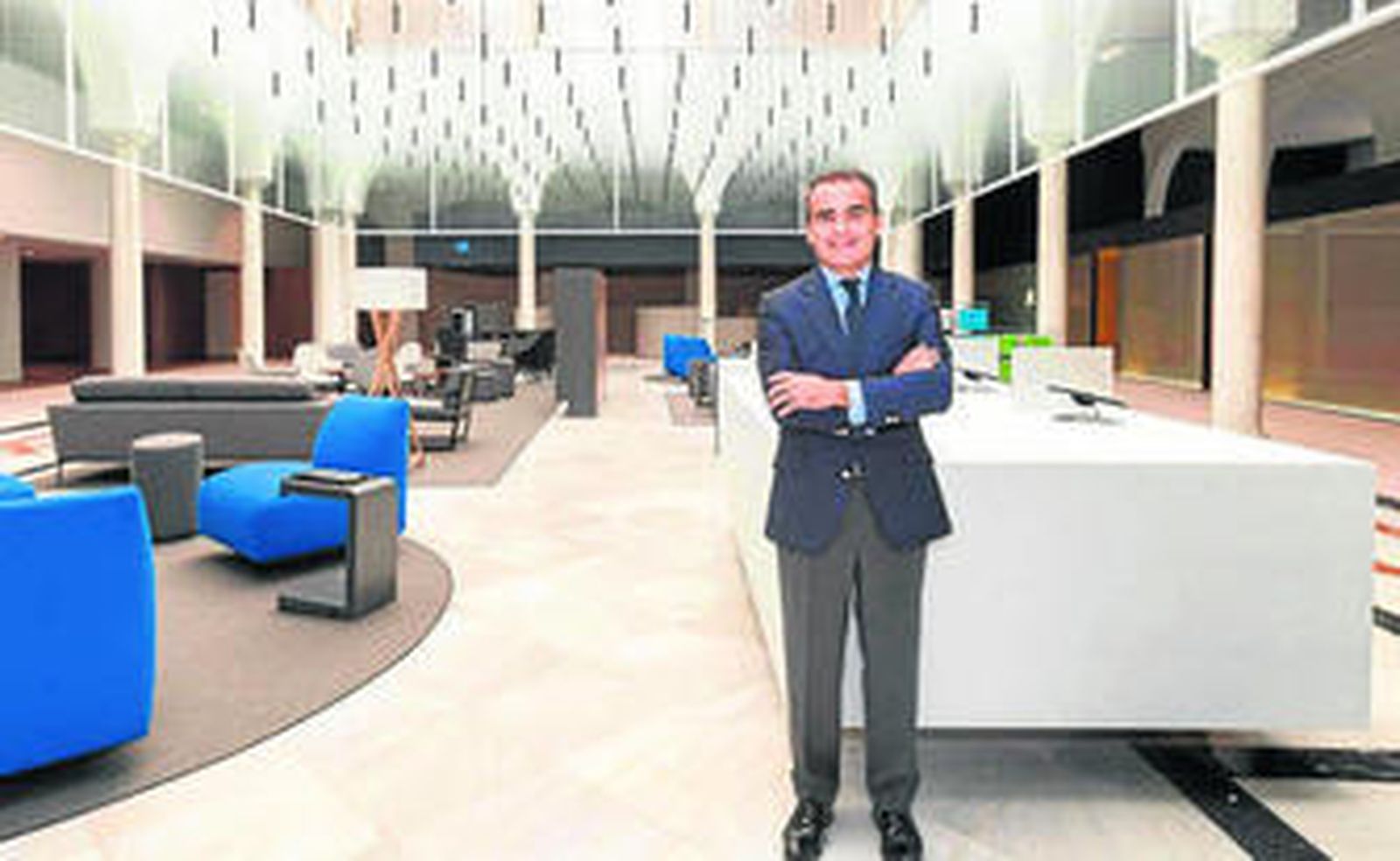 Rafael Herrador, director territorial de Caixabank en la nueva oficina de Sierpes.