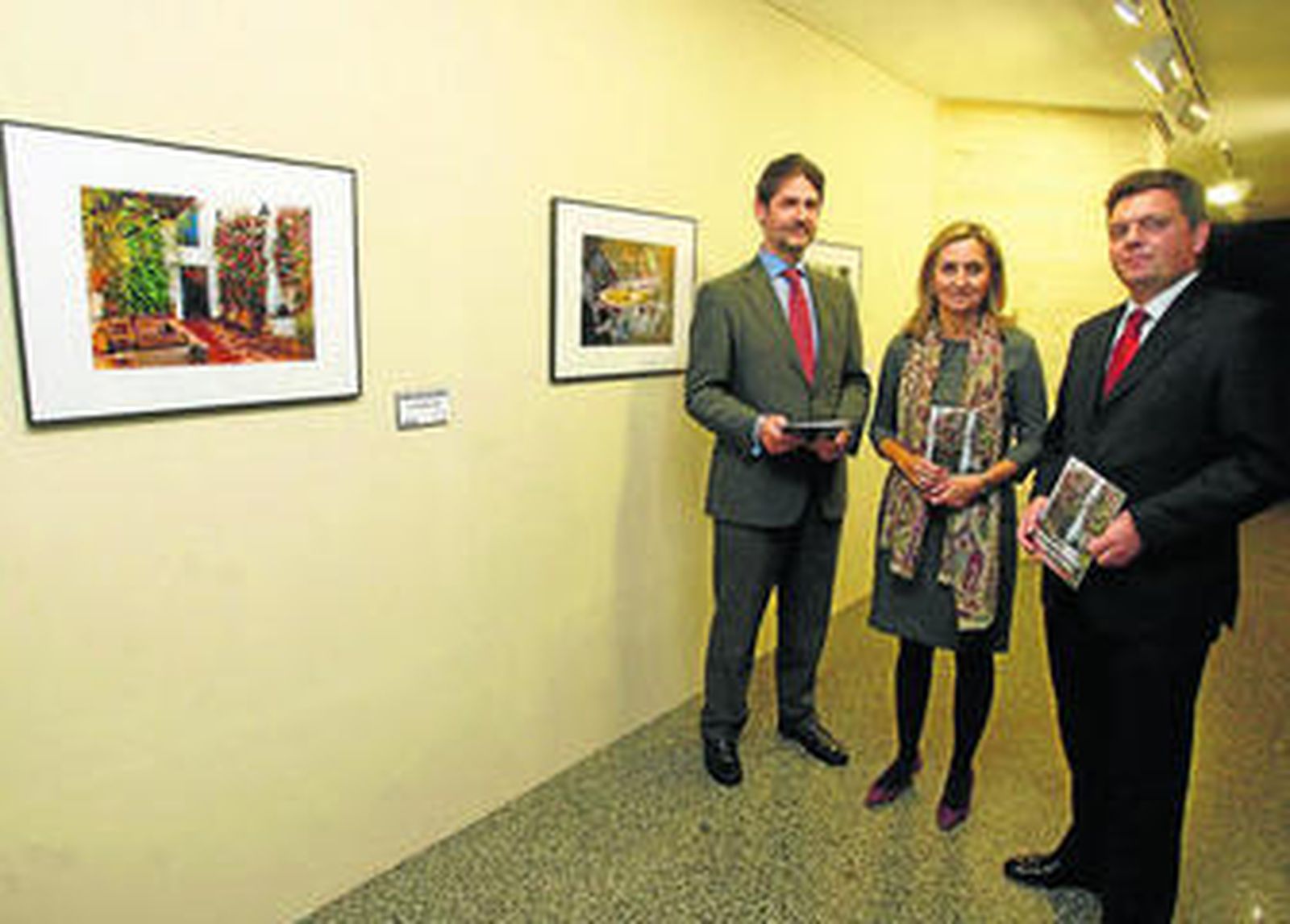 Ángel María Cañadilla, Pilar Sebastián y Luis J. Pérez-Bustamante, junto a las fotos ganadoras.