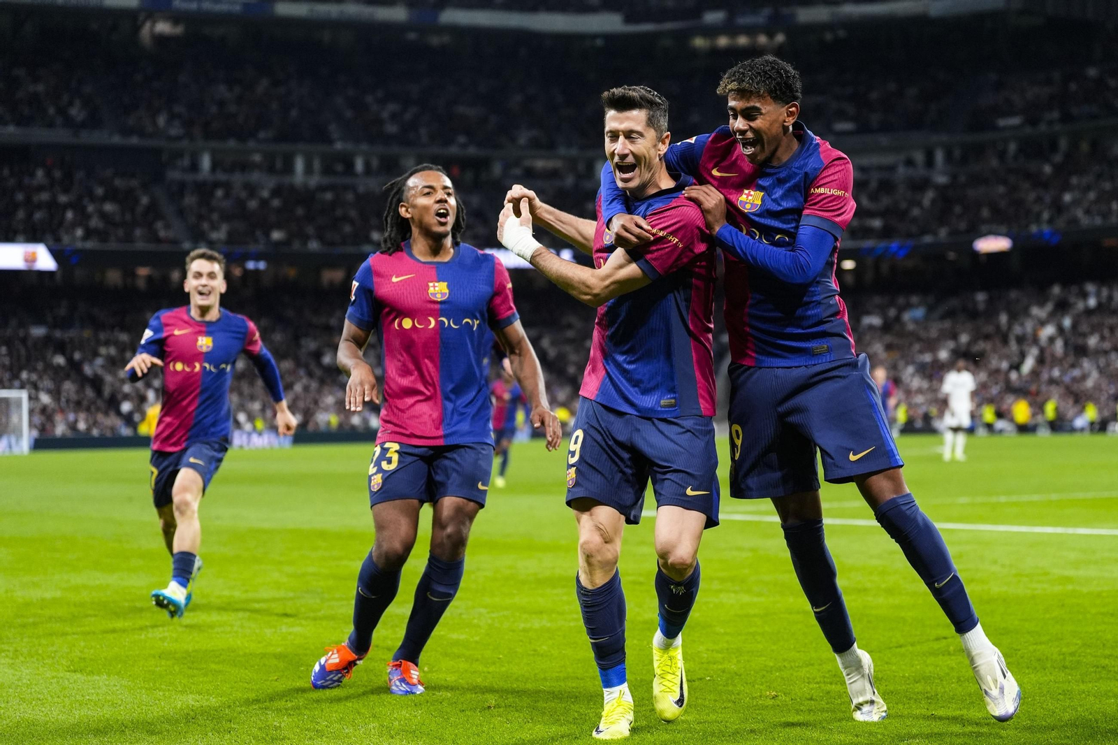 Los jugadores barcelonistas celebran uno de los dos goles de Robert Lewandowski.