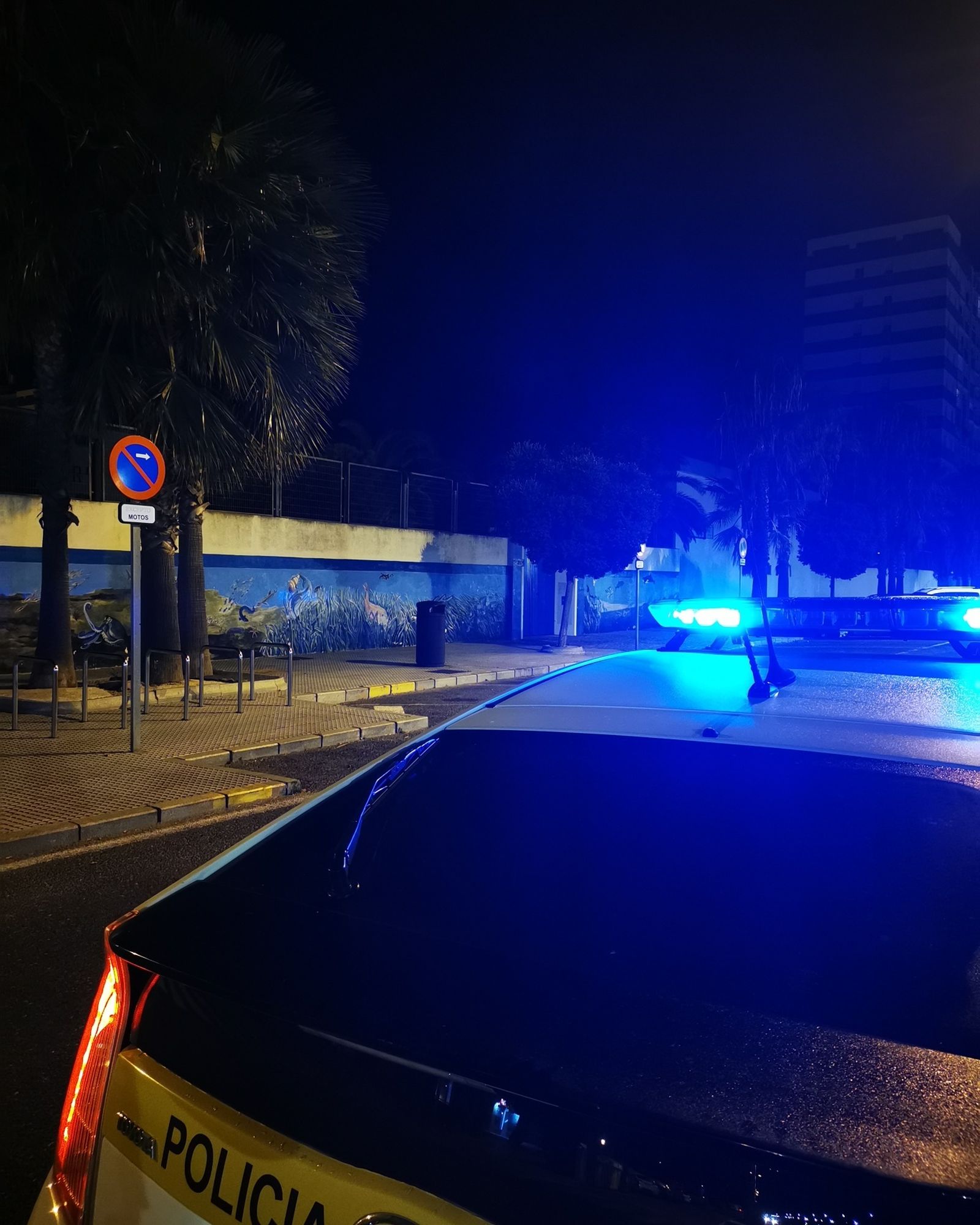 Un coche de la Policía Local de Cádiz en el lugar de los hechos.
