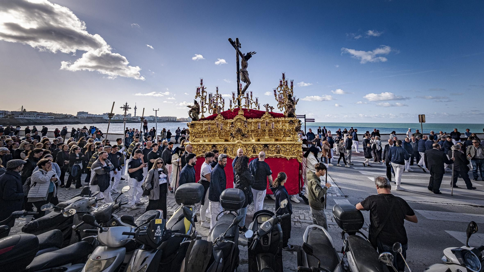 Las imágenes del traslado de La Palma a su templo después de refugiarse en Catedral por la lluvia