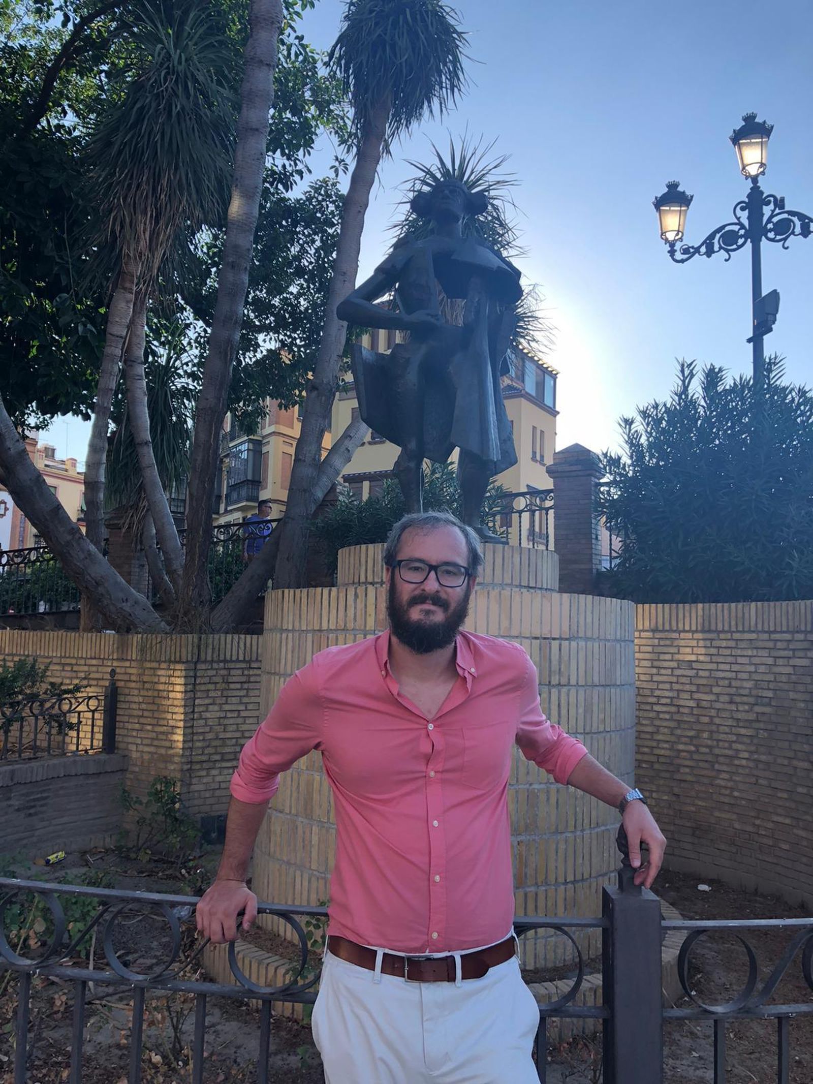 Antonio Valderrama junto al monumento de Juan Belmonte.
