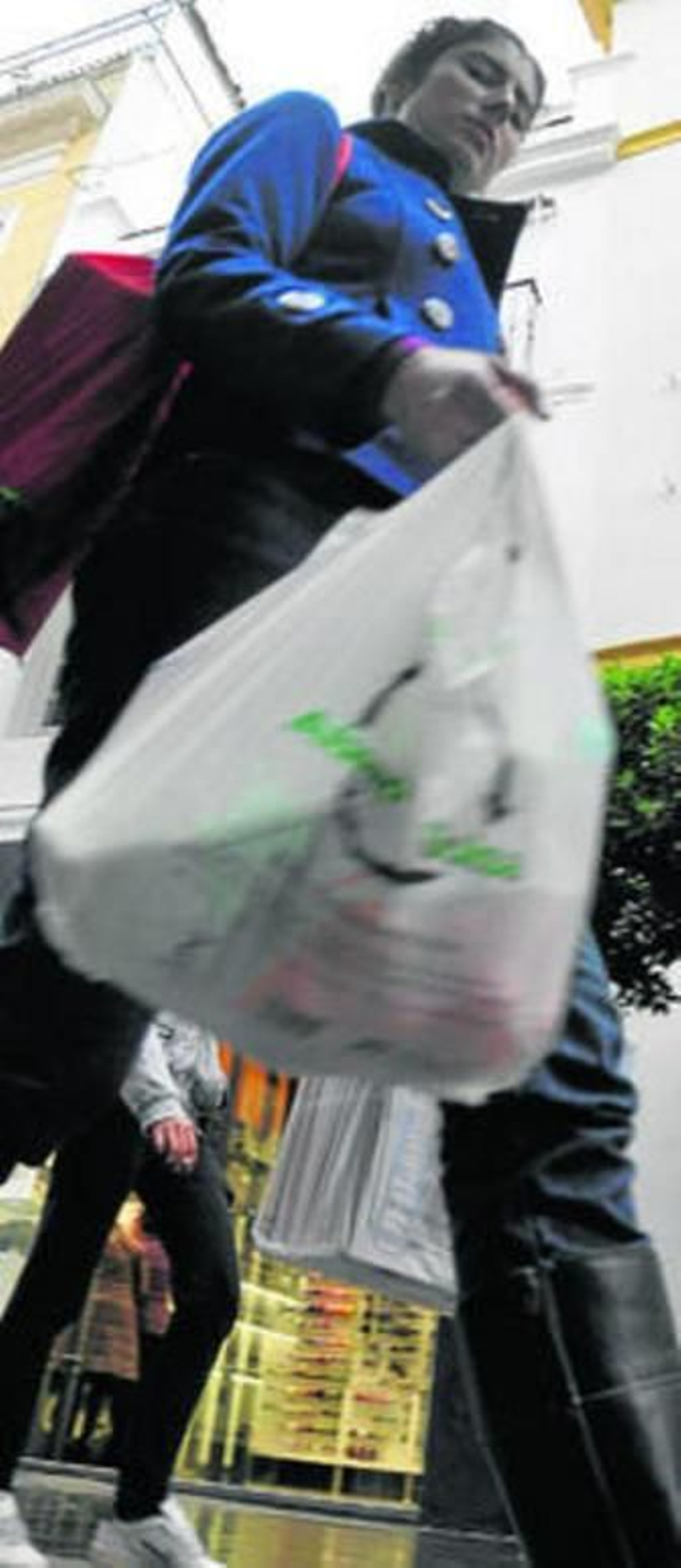 Desperdicios de plástico después de un botellón. Desperdicios de plástico después de un botellón.