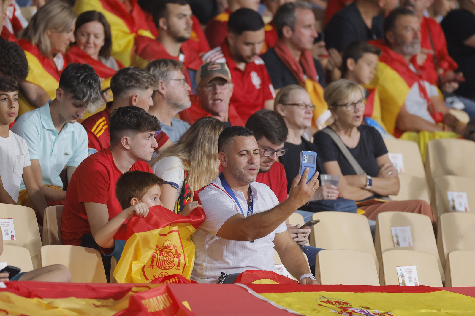 Búscate en las fotos del España-Escocia