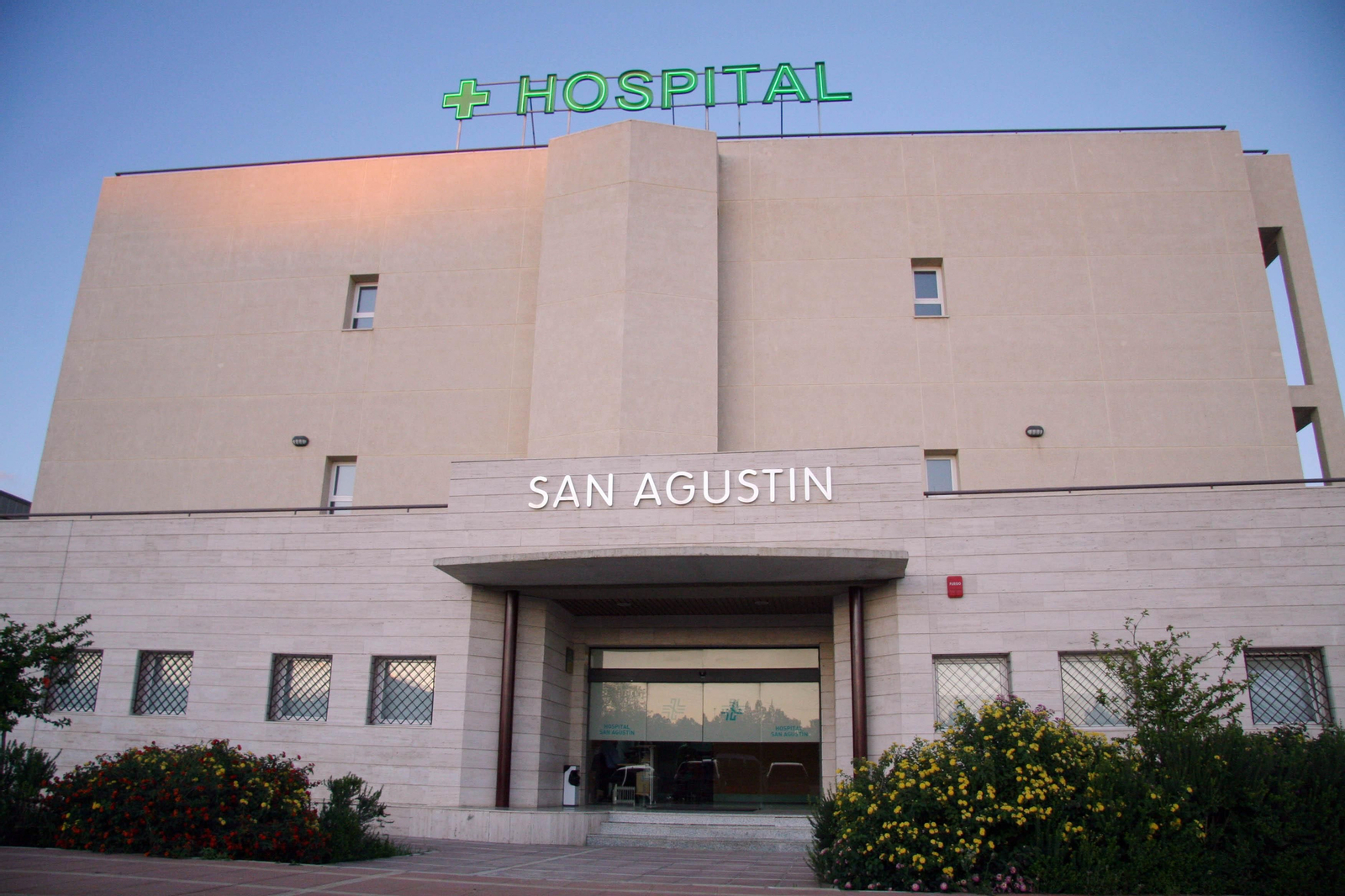 Acceso principal al Hospital San Agustín en Dos Hermanas.