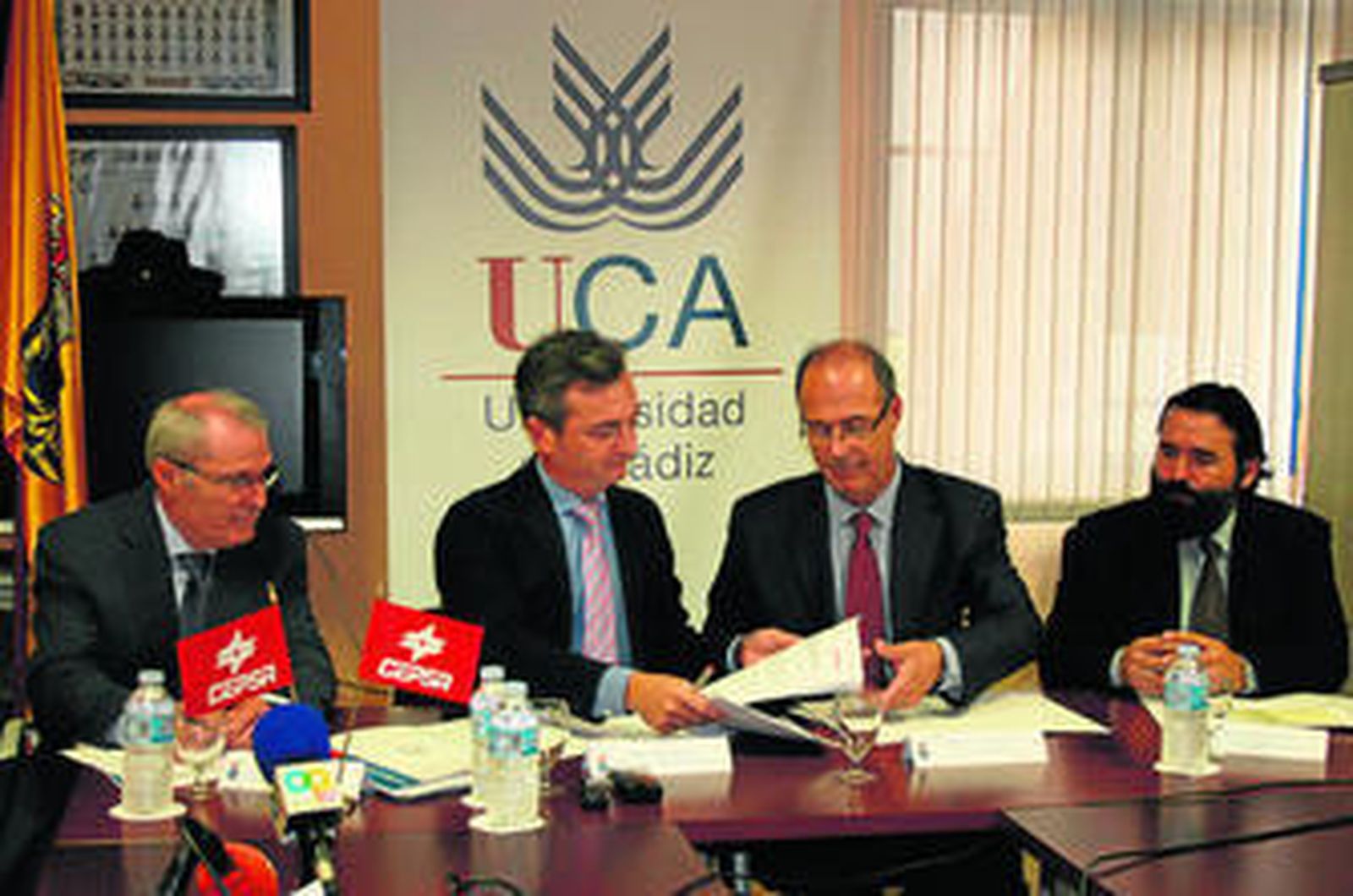 Imagen de la firma del convenio, ayer en la EPSA en Algeciras.