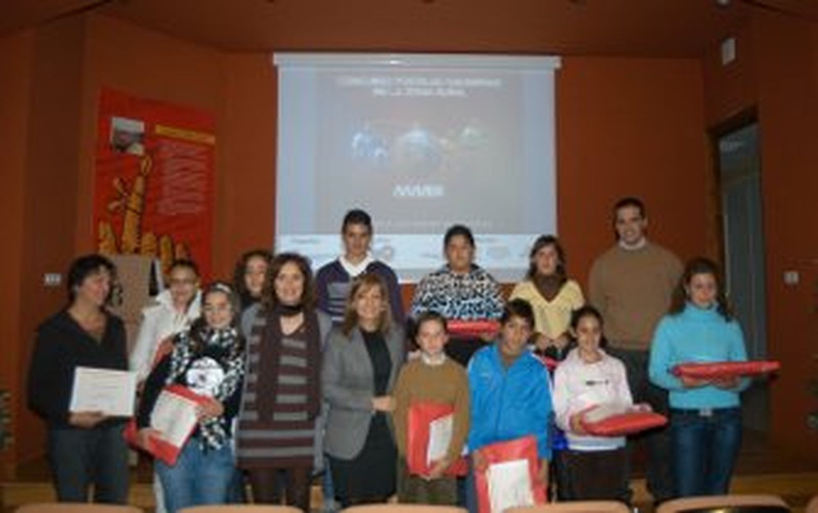 Los alumnos reciben los premios del concurso de tarjetas navideñas