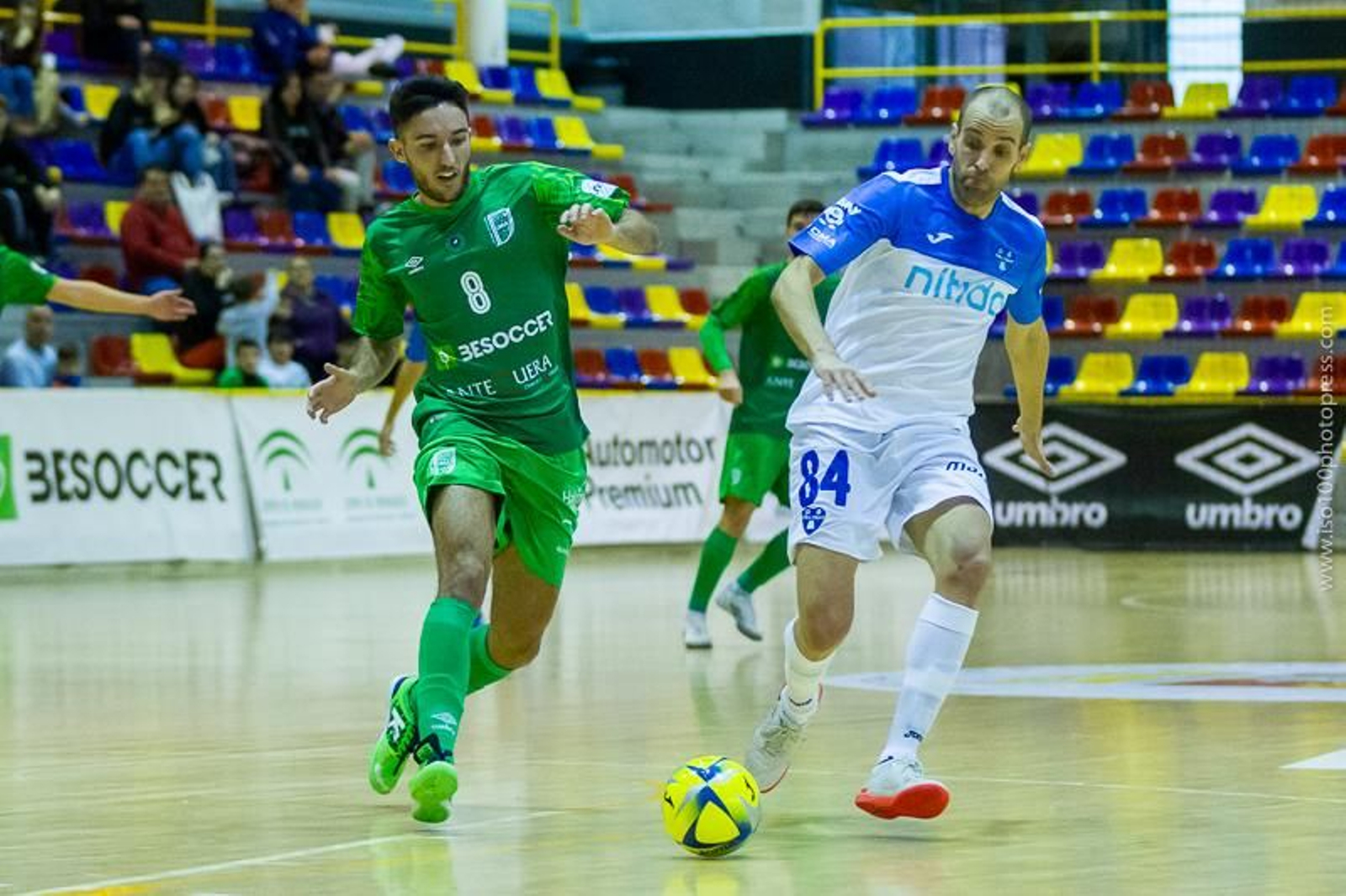 Nacho Caballero en pugna por el balón con Gabri