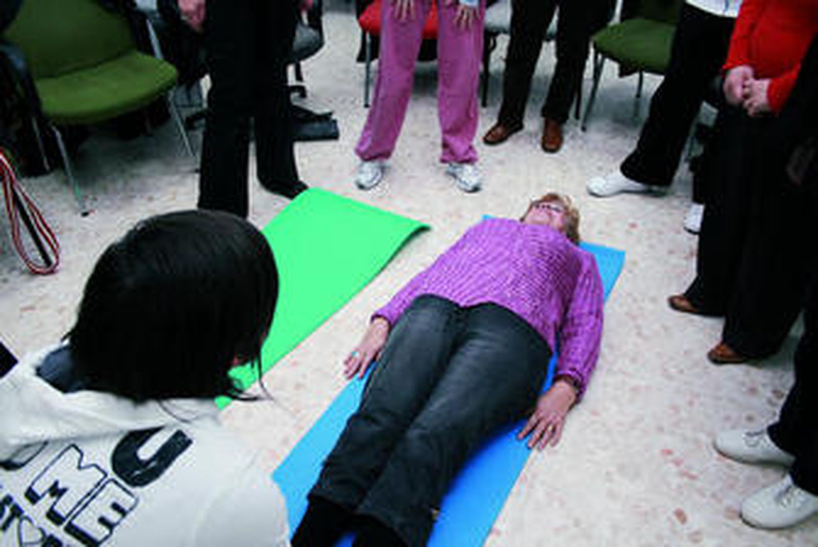 Pacientes de la Asociación de Enfermos de Fibromialgia de Sevilla en un taller de fisioterapia.