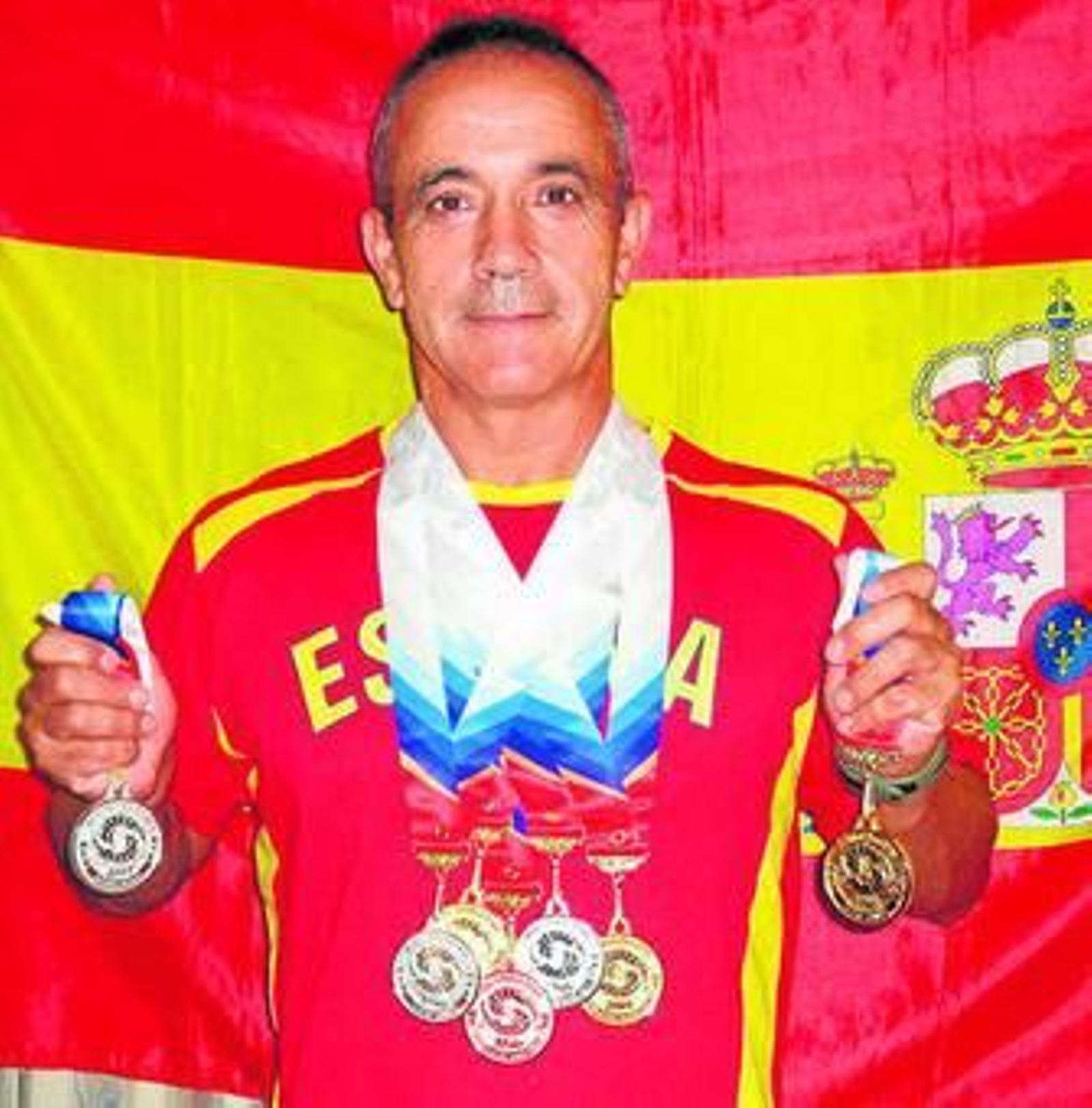 El bombero Jesús Motero posa con las medallas que ganó en Corea del sur. El bombero Jesús Motero posa con las medallas que ganó en Corea del sur.