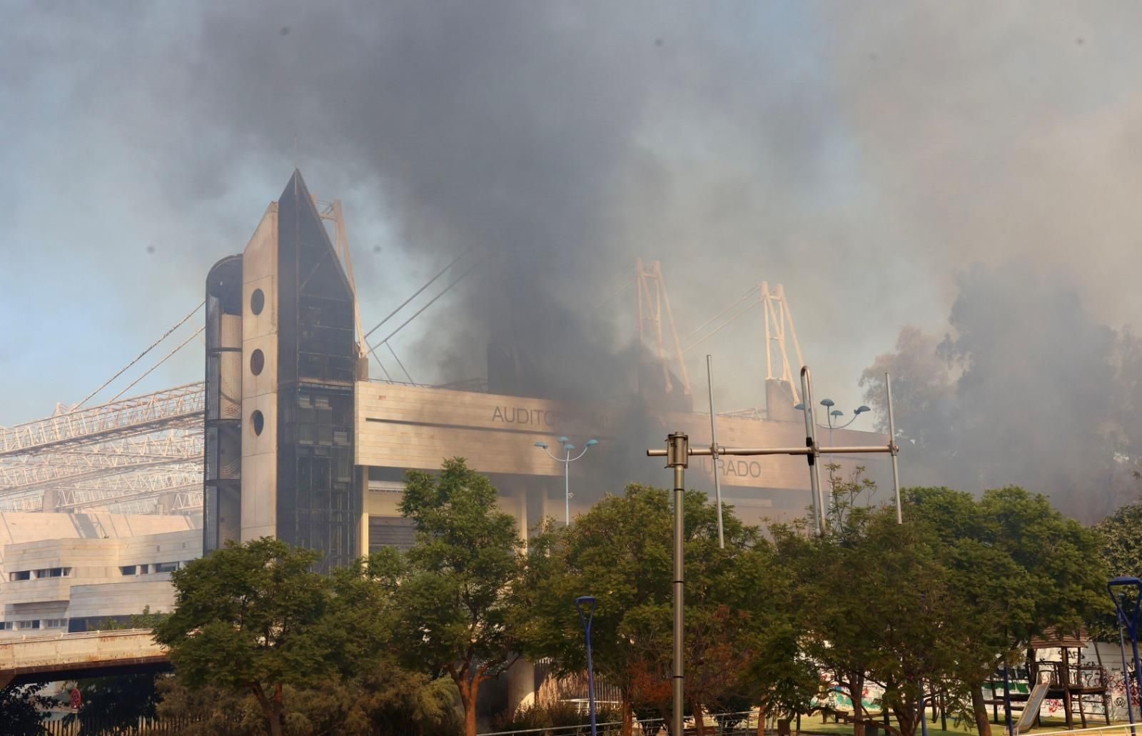 Las imágenes del incendio del auditorio Rocío Jurado