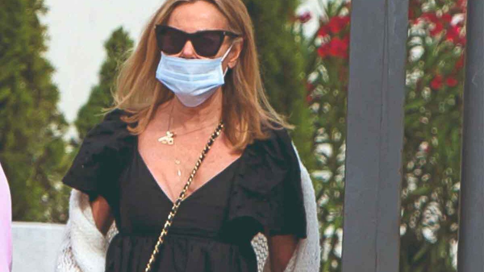 Ana Obregón, en los últimos días, paseando por los alrededores de su casa.