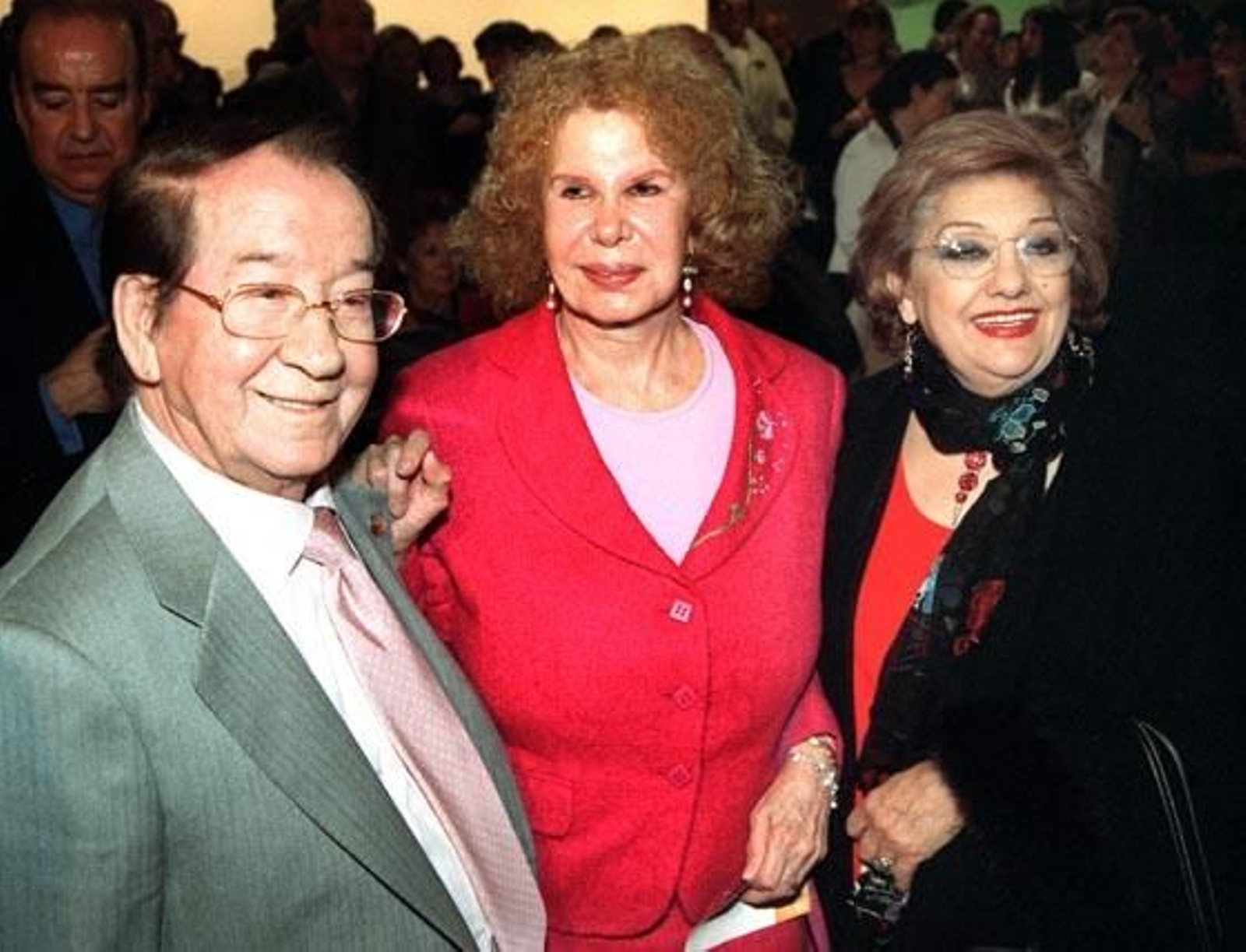 La Duquesa de Alba junto al cantaor Juanito Valderrama y su esposa, Dolores Abril.