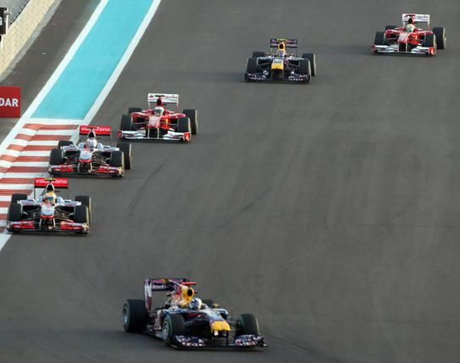 Primeras vueltas del Gran Premio de Abu Dhabi.

Foto: AFP Photo