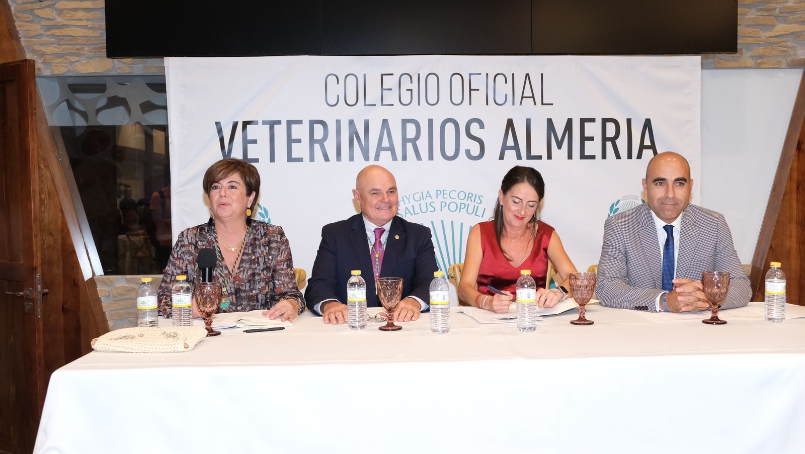 El Colegio de Veterinarios de Almería reúne a la profesión en la festividad de San Francisco de Asís