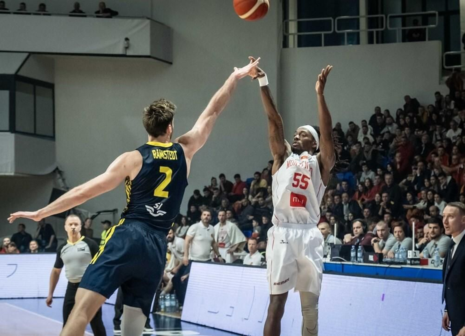 Kendrick Perry se exhibe con Montenegro