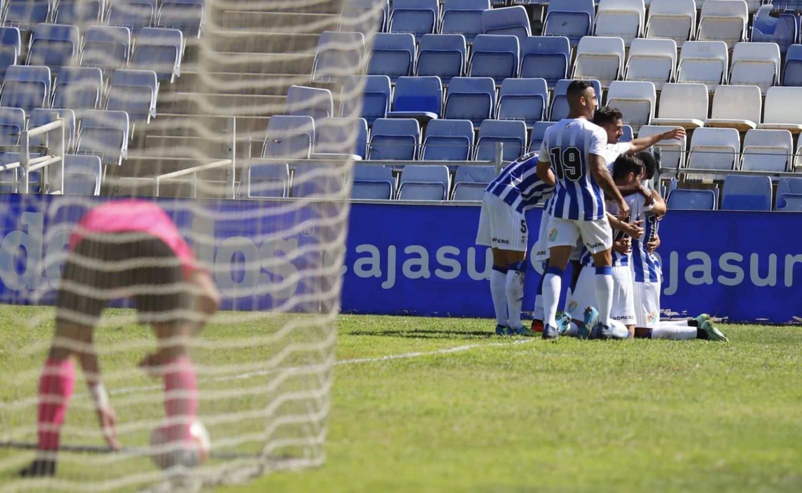 Los jugadores del Recreativo celebran el tanto de Víctor Barroso.