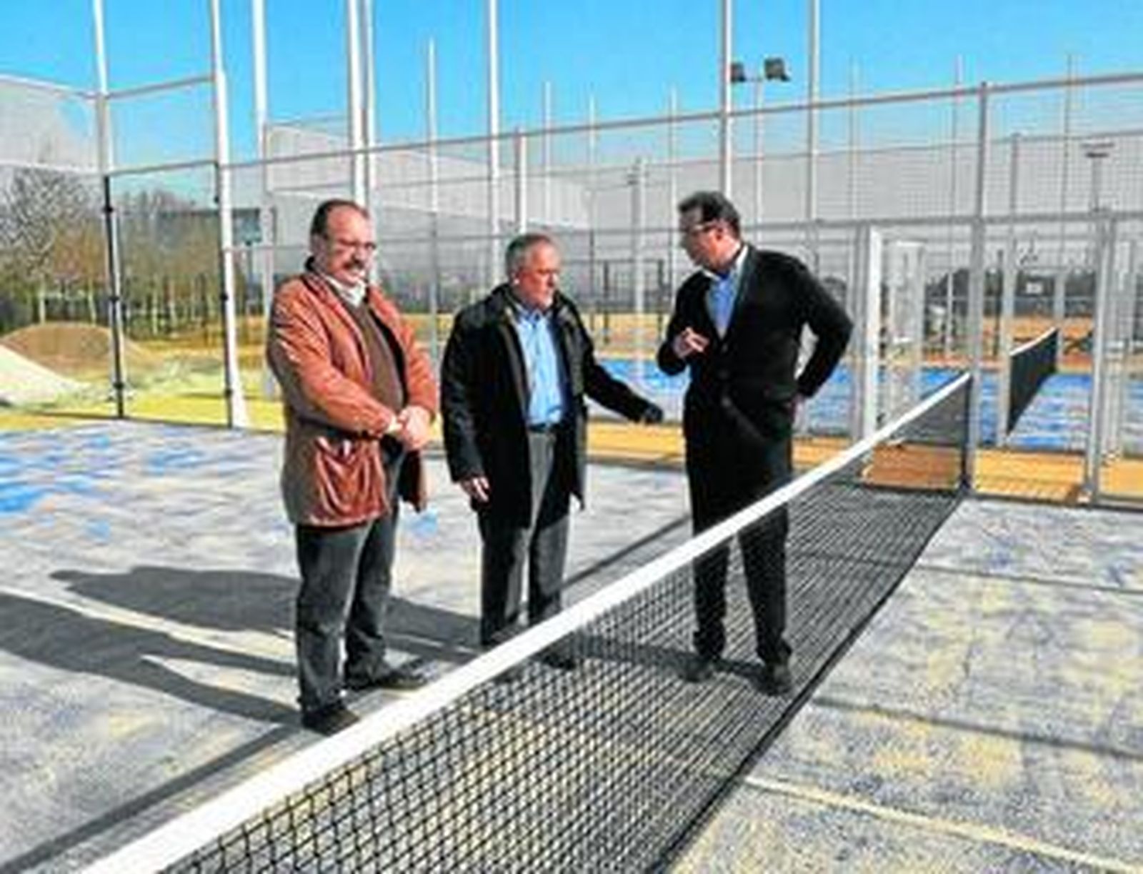 El delegado de Deportes, José Manuel García, entre Manuel Nieto y Pablo Pulido, ayer.