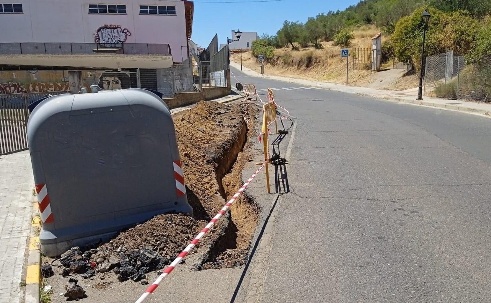 Labores de reparación de redes de abastecimiento en la Sierra onubense. Labores de reparación de redes de abastecimiento en la Sierra onubense.