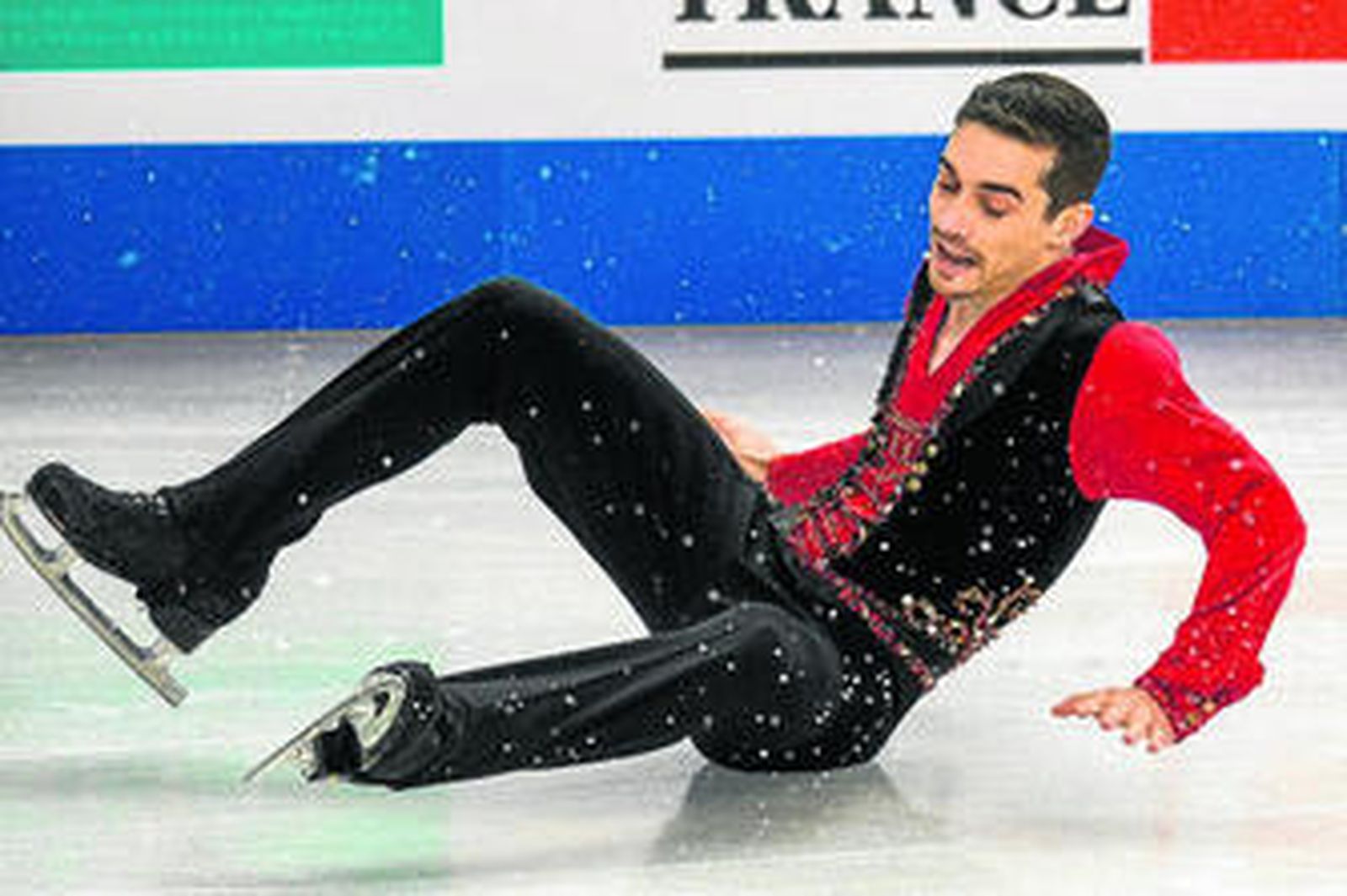 Javier Fernández, en el momento de la caída durante su actuación en el Mundial de Patinaje Artístico.