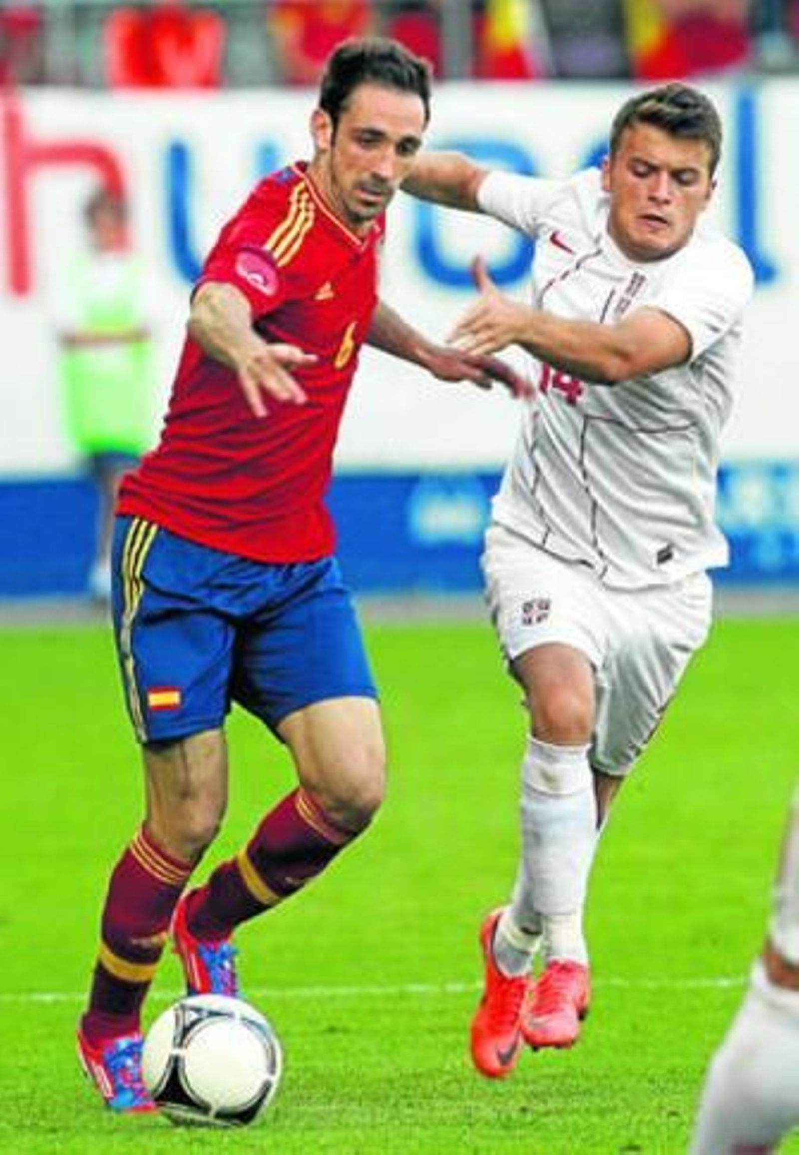 Juanfran conduce el balón con la oposición de Ljajic.