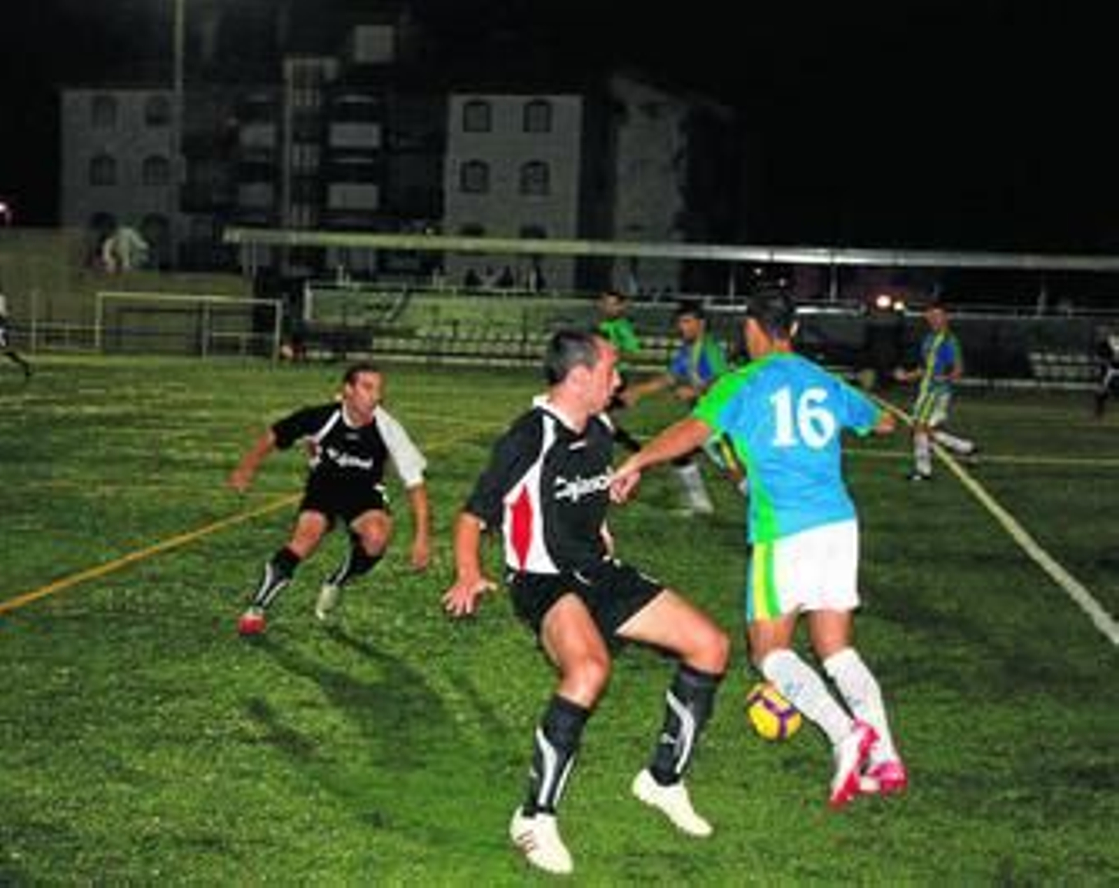 Puntaumbrieños y aracenenses, durante un lance del encuentro que protagonizaron anoche.