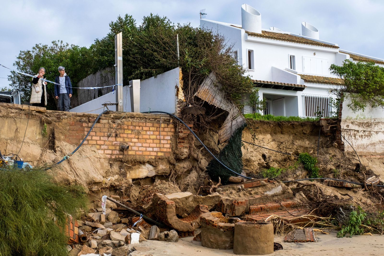 Destrozos en la playa de El Portil, en Huelva.