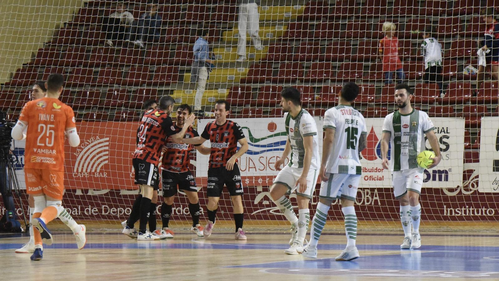 Villanueva celebra con sus compañeros uno de sus goles.