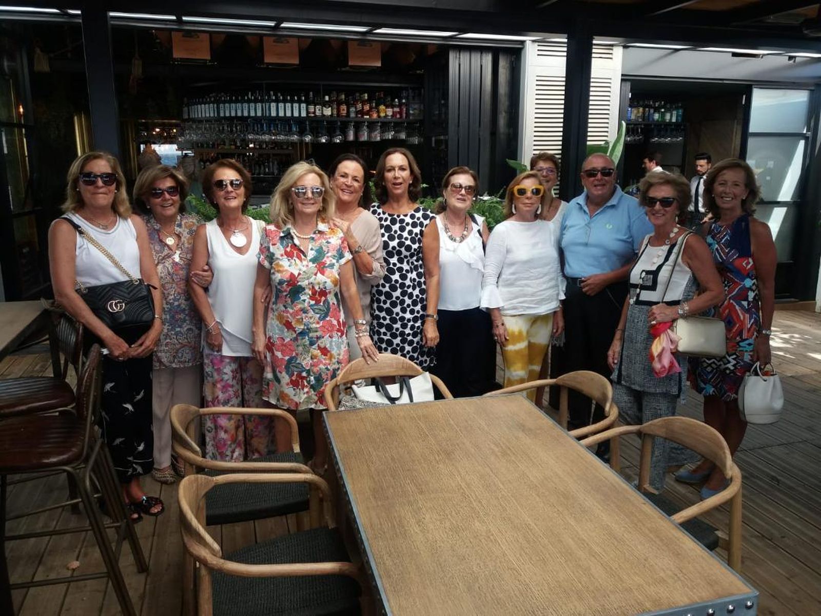 Susana Crespo, Pitusa Durio, Chica Ramírez de Arellano, Pilar Ocón, la homenajeada Rosario González, Begoña Roldos, Susana Rendón-Luna, Andrea Coto, Guillermo Valverde, Tere Ramírez de Arellano y Mamen Pérez Aparicio.