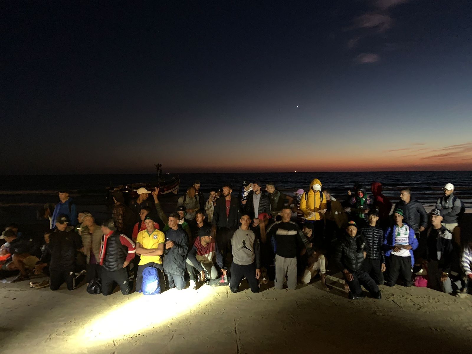 Los migrantes que llegaron el viernes a Cortadura.